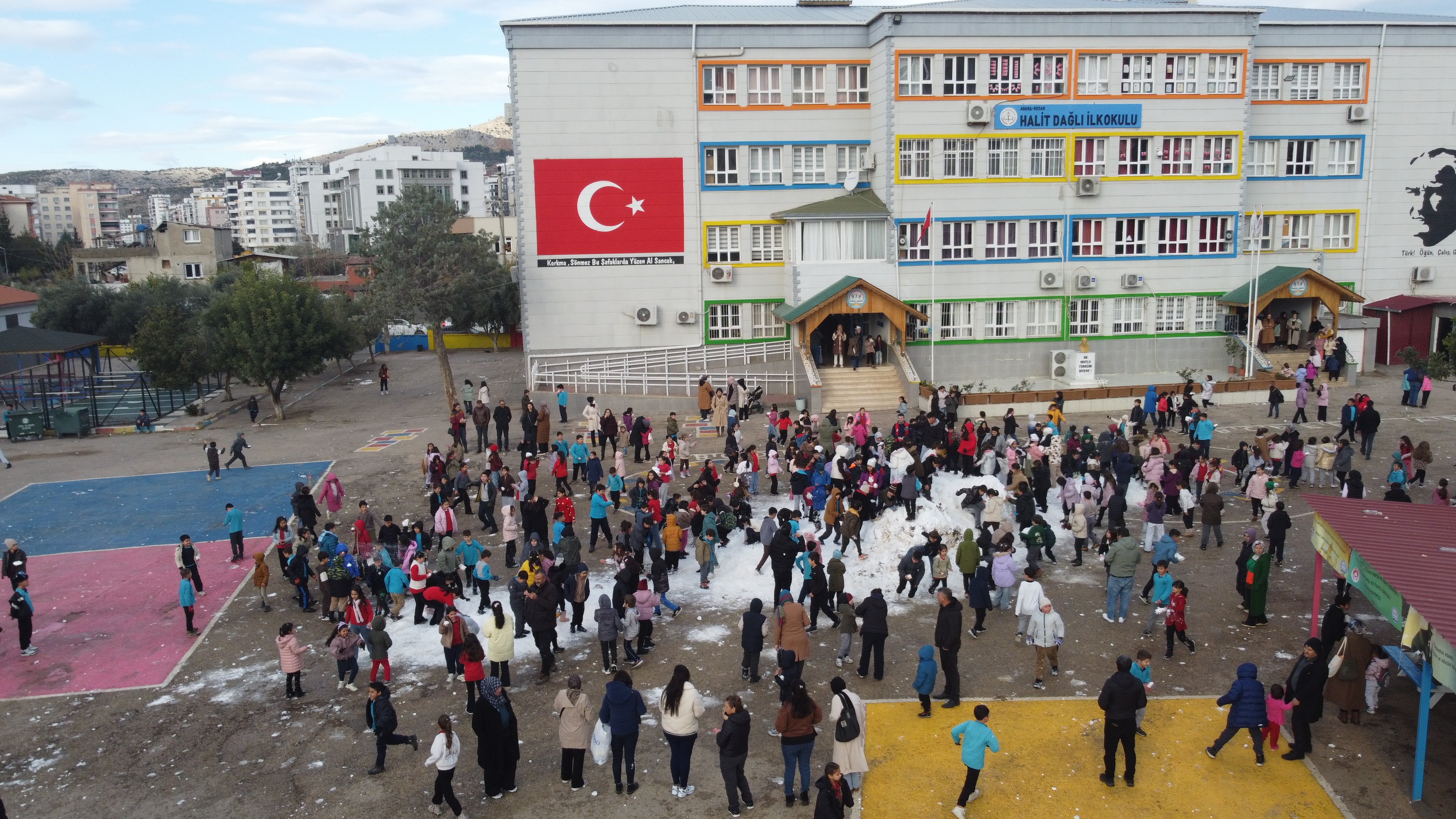 Adanalı öğrencilerin kamyon kamyon kar mutluluğu