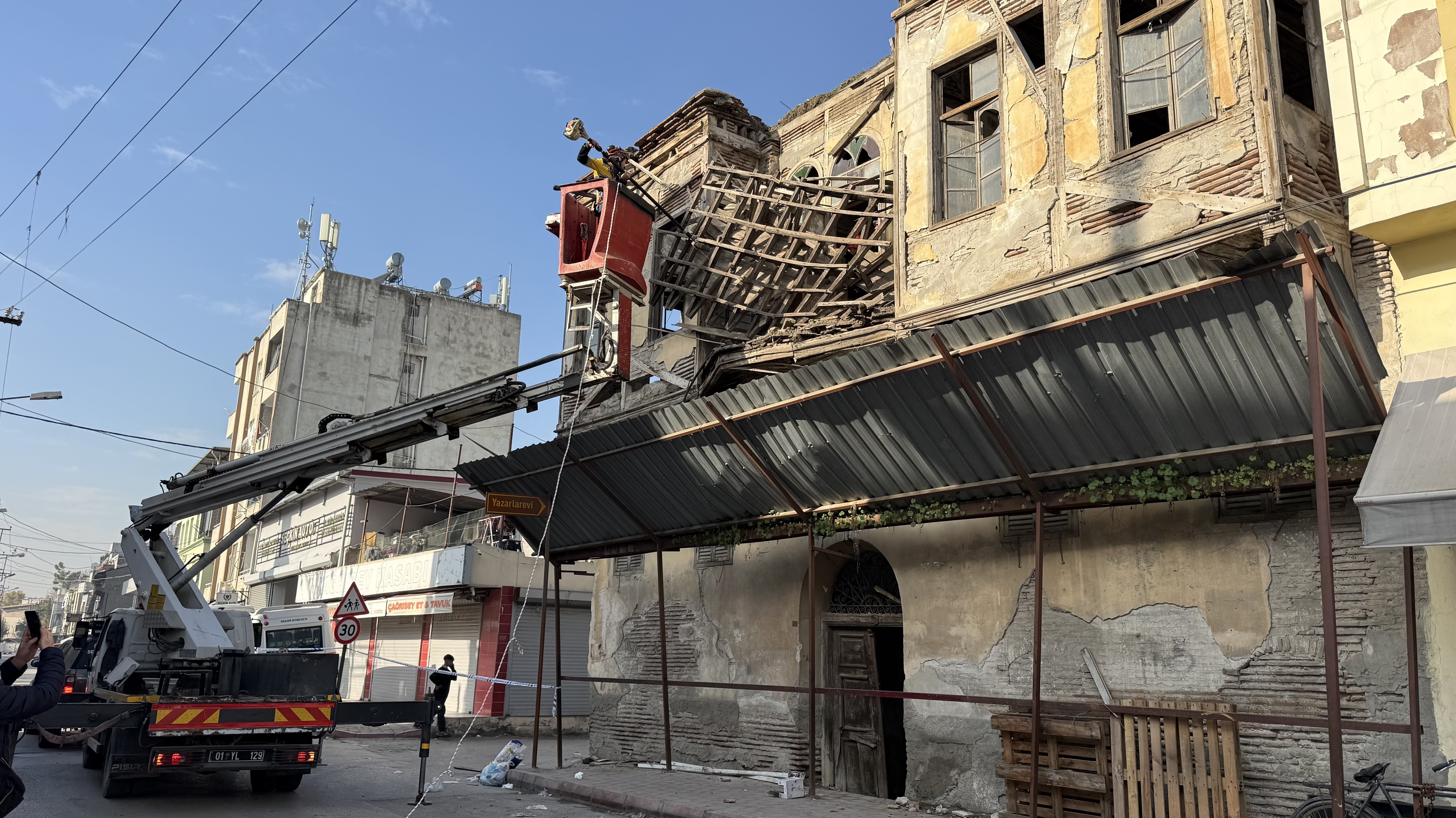 Adana’da tarihi binanın çatısı çöktü, cadde trafiğe kapatıldı