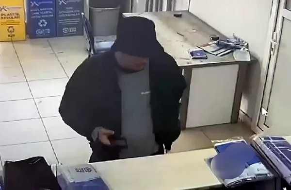 Adana’da sahte kimlikle kargo dolandırıcılığı: 2 şüpheli tutuklandı