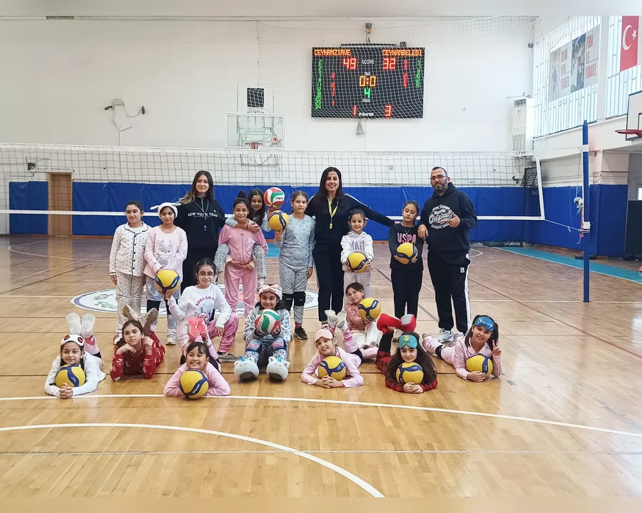 Ceyhan'da kız çocuklarından voleybol kursuna yoğun ilgi