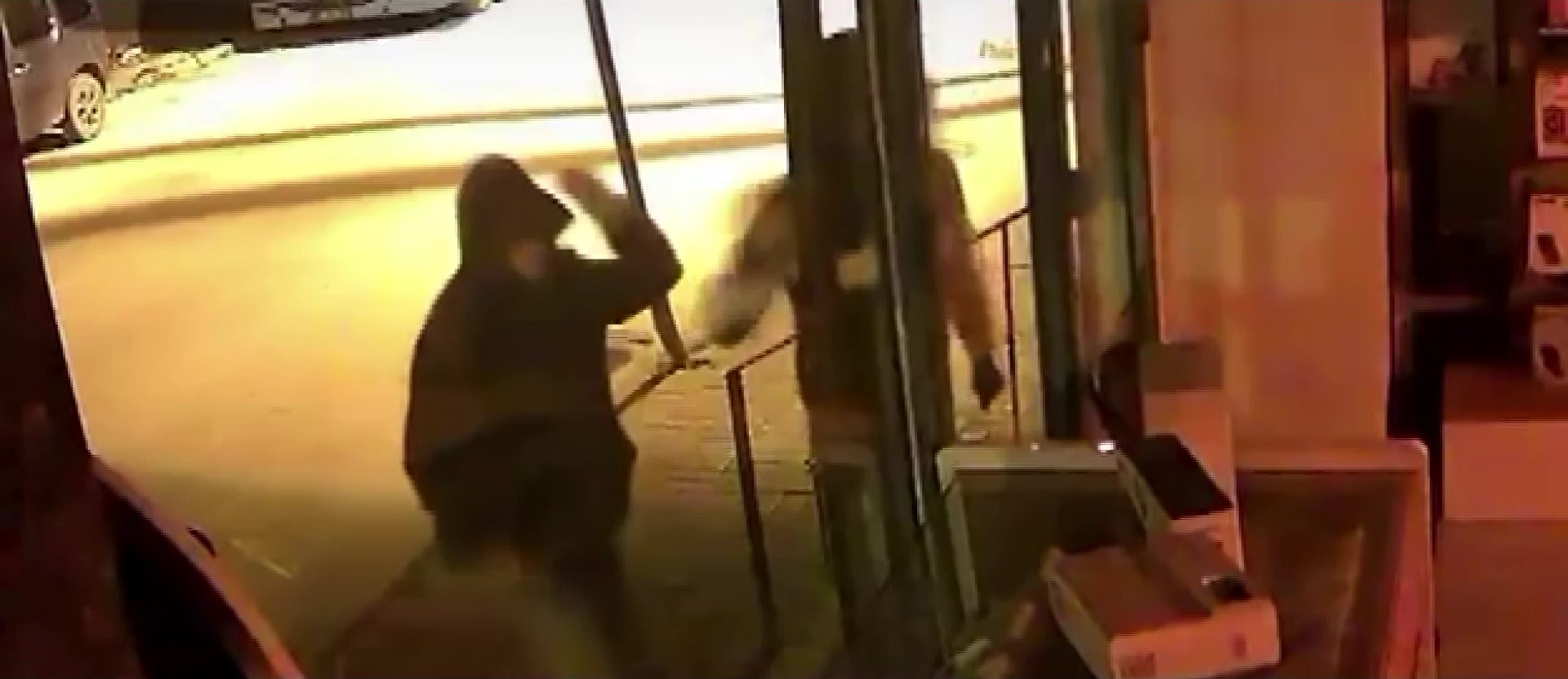 Parke taşıyla camları kırıp hırsızlık yaptılar