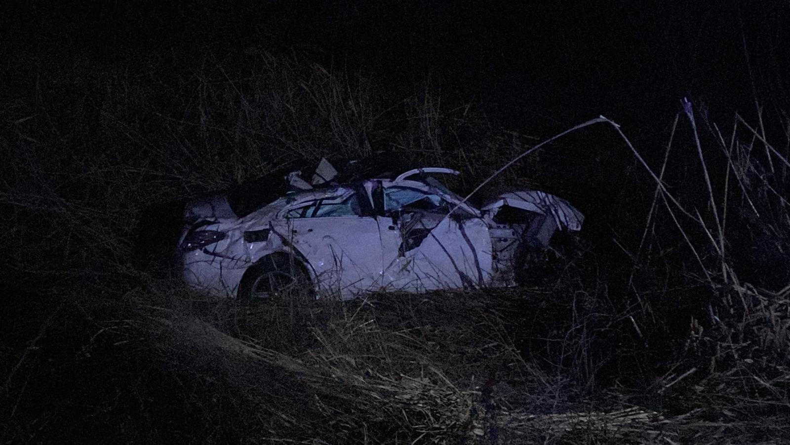 Refüje çarpan otomobil, dere yatağına düştü: 1 kişi hayatını kaybetti  3 kişi  yaralandı