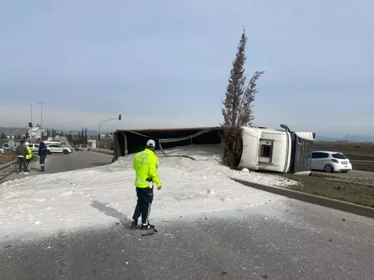 Ceyhan’da kaya tuzu yüklü tır tankerle çarpıştı