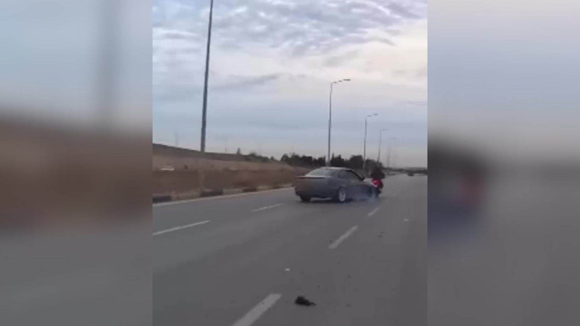 Lüks otomobil yolda drift yaptı, motosikletli son anda kurtuldu