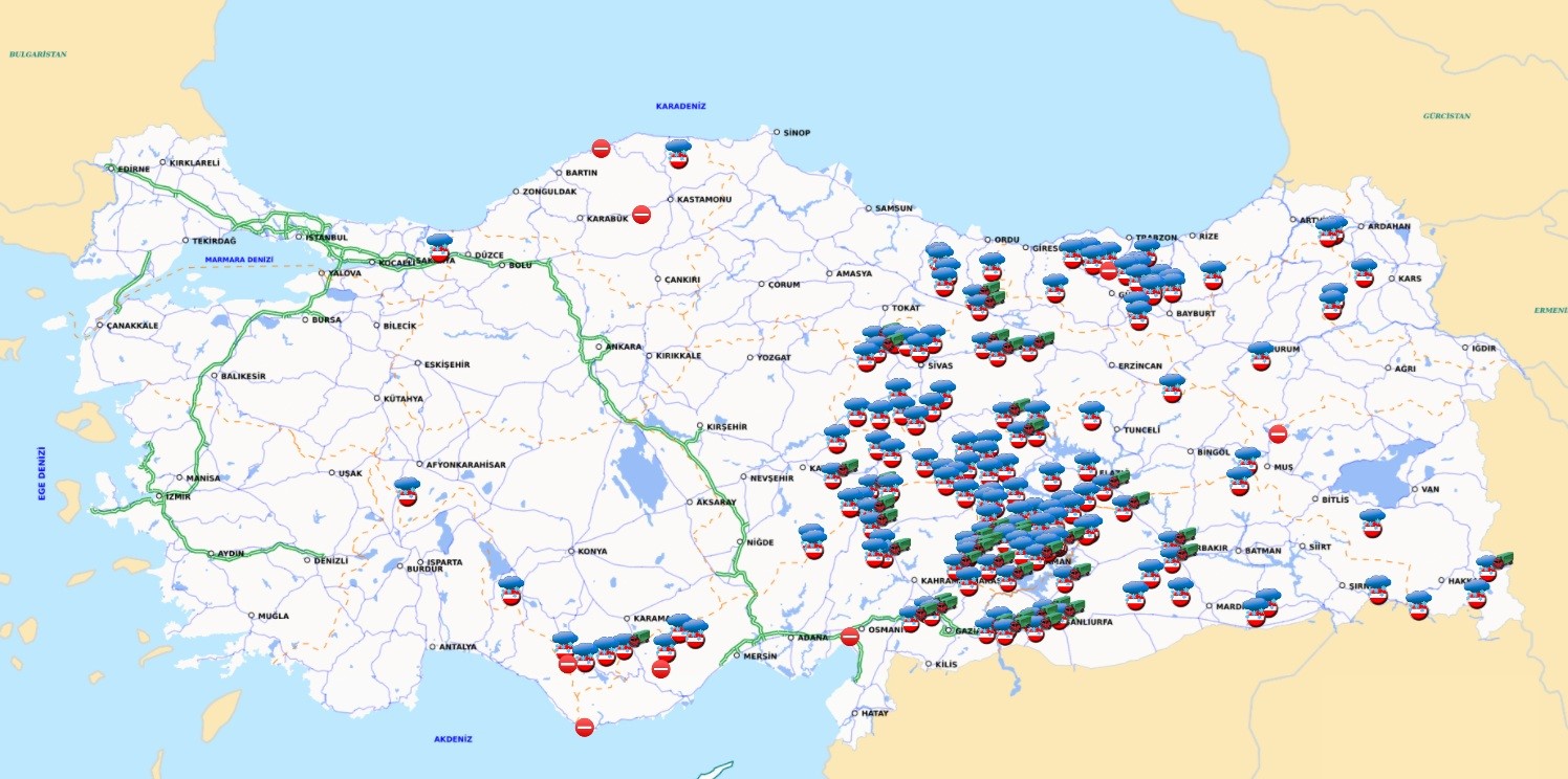 Kuvvetli kar yağışı ülkenin doğusunda ulaşımı felç etti
