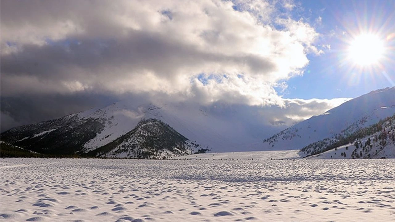 Adana’ya Kış Molası: Yağmur geliyor, yüksekler beyaza bürünüyor
