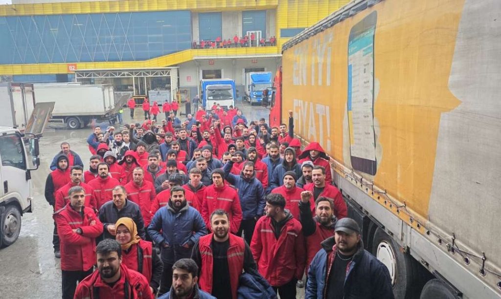 Migros depo işçileri Adana'da iş bıraktı