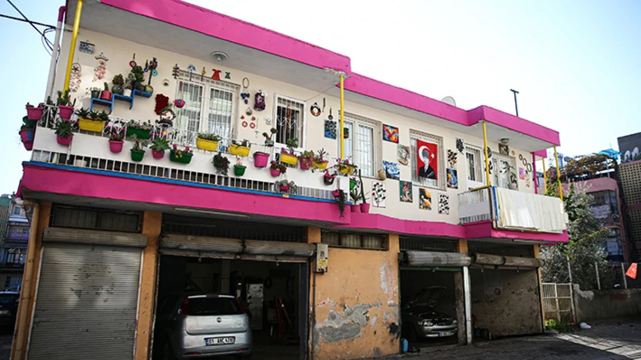 Adana’da atıklardan yapılan “süslü ev” ilgi odağı oldu