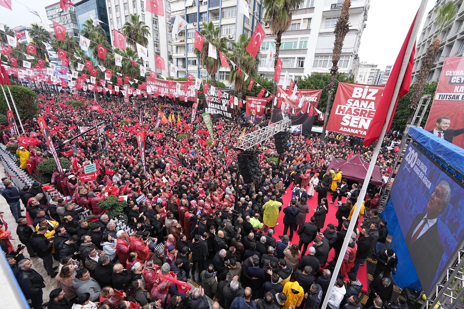 Sağanak yağmur altında on binlerce Adanalı Zeydan Karalar için tek yürek oldu