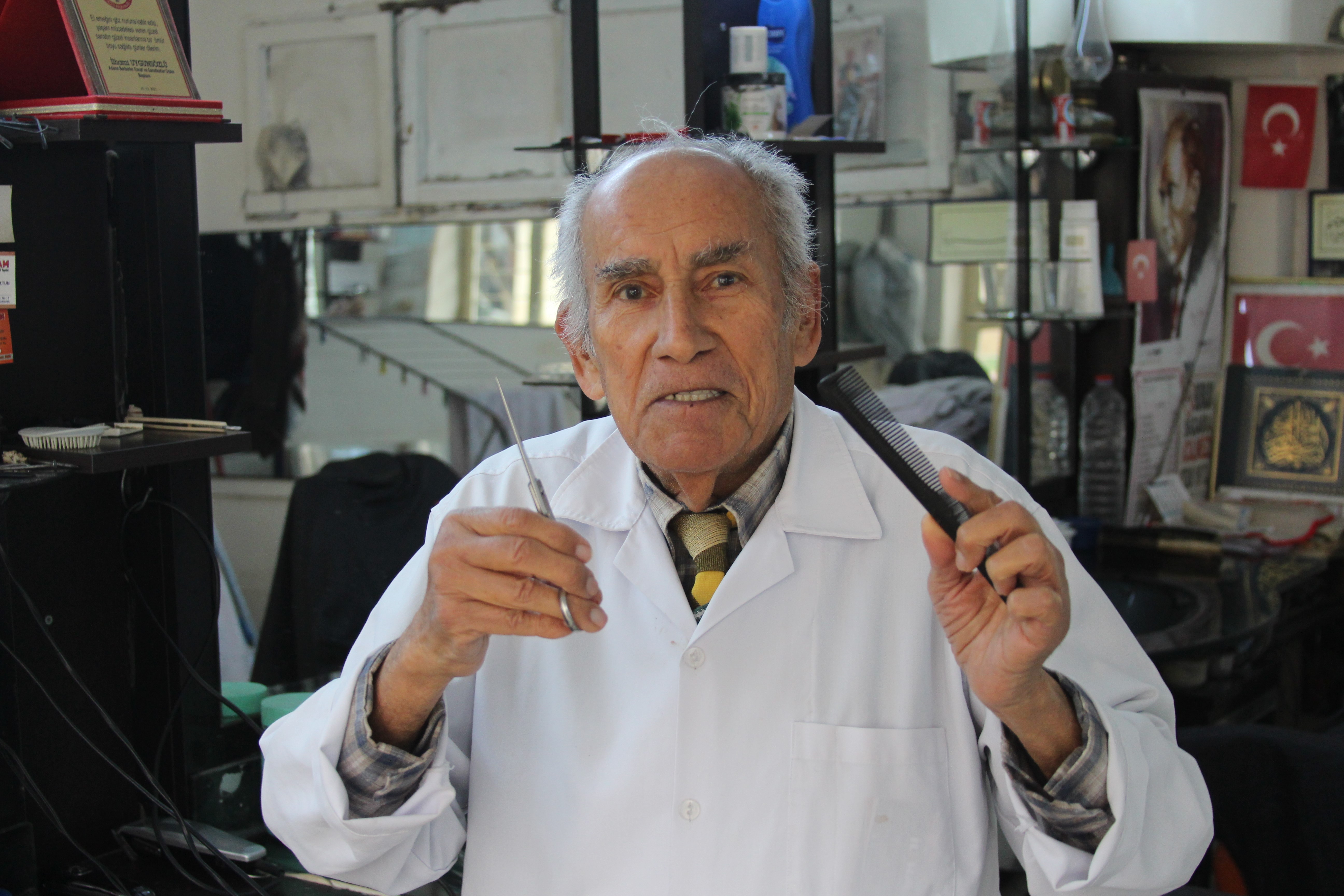 Adana’da 66 yıldır makası elinden düşürmeyen usta berber