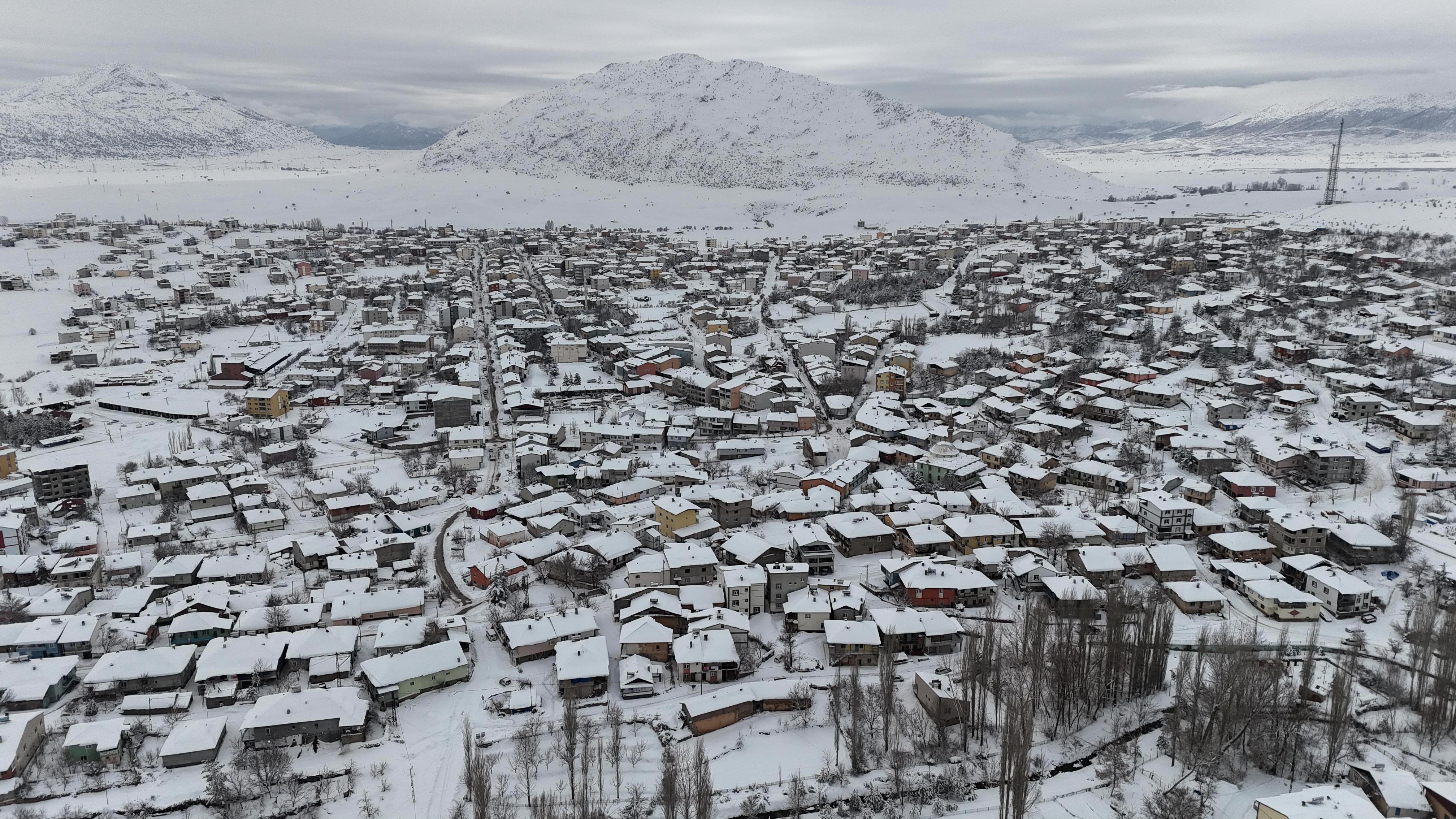 Tufanbeyli’de kar masalı: İlçe beyaza büründü