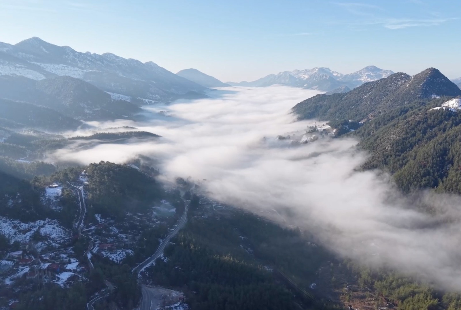 Feke’de sisle buluşan kış manzarası mest etti