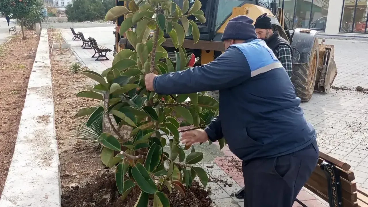 Karataş’ta Atatürk Gençlik Merkezi çevresinde peyzaj çalışmaları sürüyor