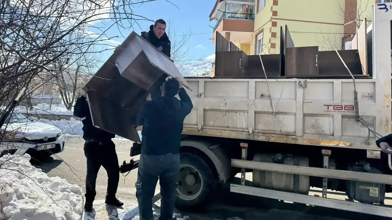 Tufanbeyli Belediyesi’nden öğrencilere çalışma masası desteği