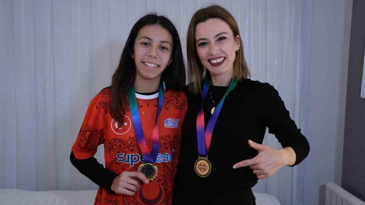 Adanalı anne ve kızı Dünya Hafıza Şampiyonası’nda çifte dünya derecesi kazandı