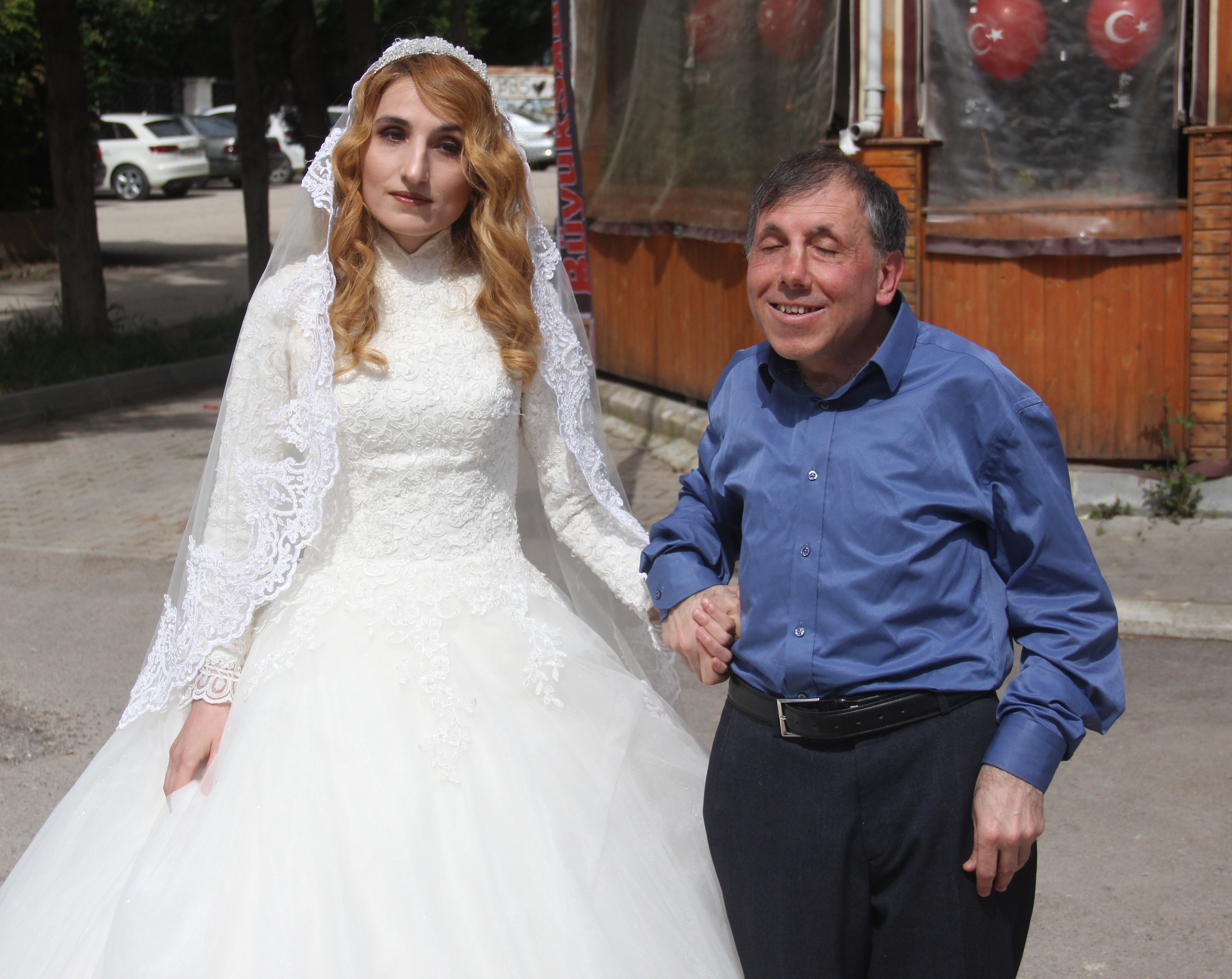 Belediye otobüsünün çarptığı görme engelli öğretmen çift ağır yaralandı