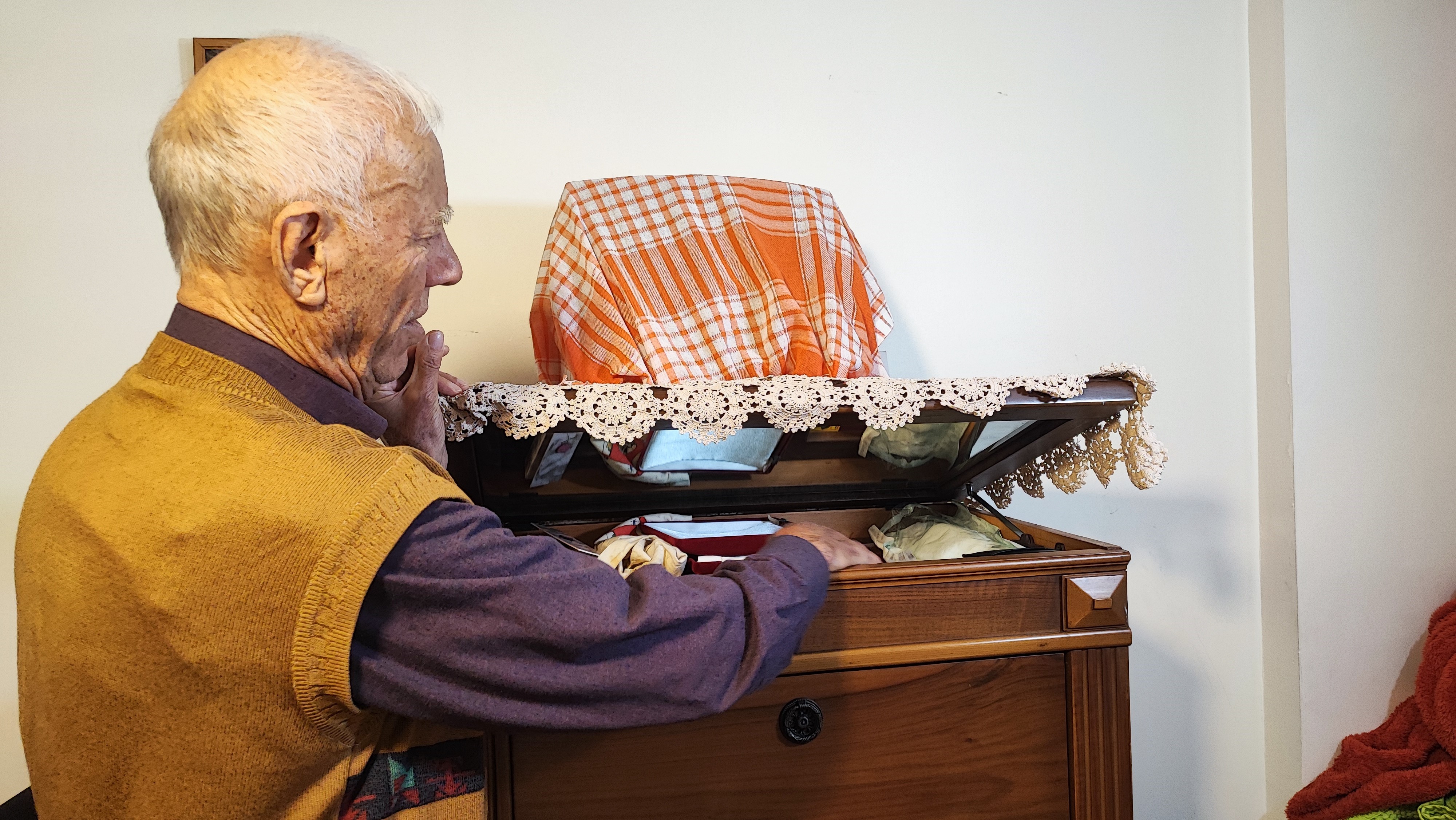 Engelli adamın eşi ölünce gizli bölmeye kaldırdığı 1 kilo altını çalındı!