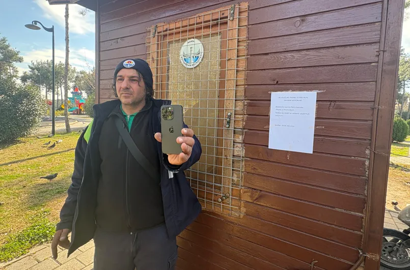 Parkta bulduğu telefonu ilan asarak sahibine ulaştırdı