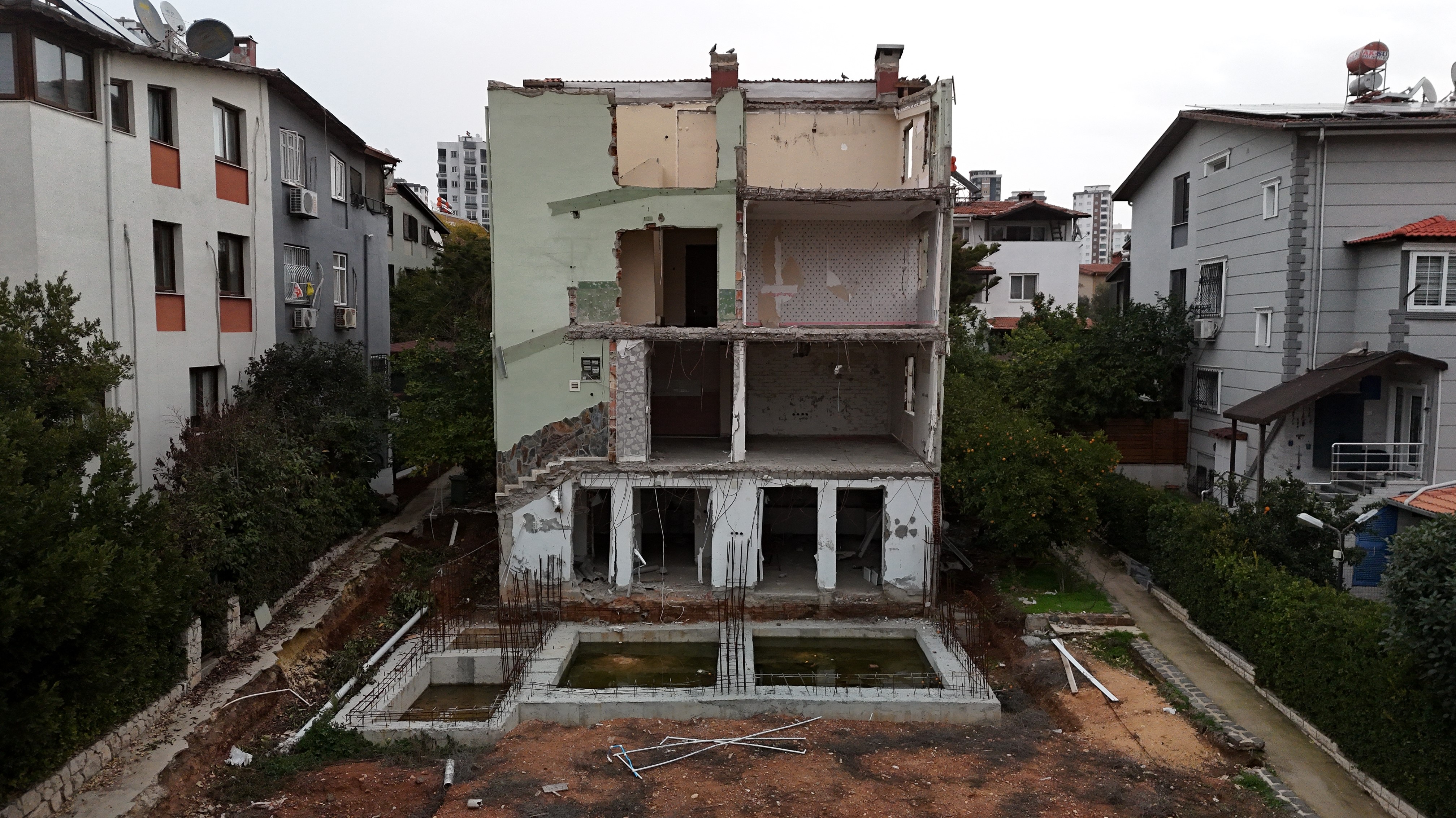 Kaçak inşaat yaptığı iddia edilen Seyhan Belediyesi Başkan Yardımcısı  İnci Makal  sessizliğini bozdu.