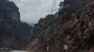 Saimbeyli'de yağışlar sonrası yola yine kaya düştü