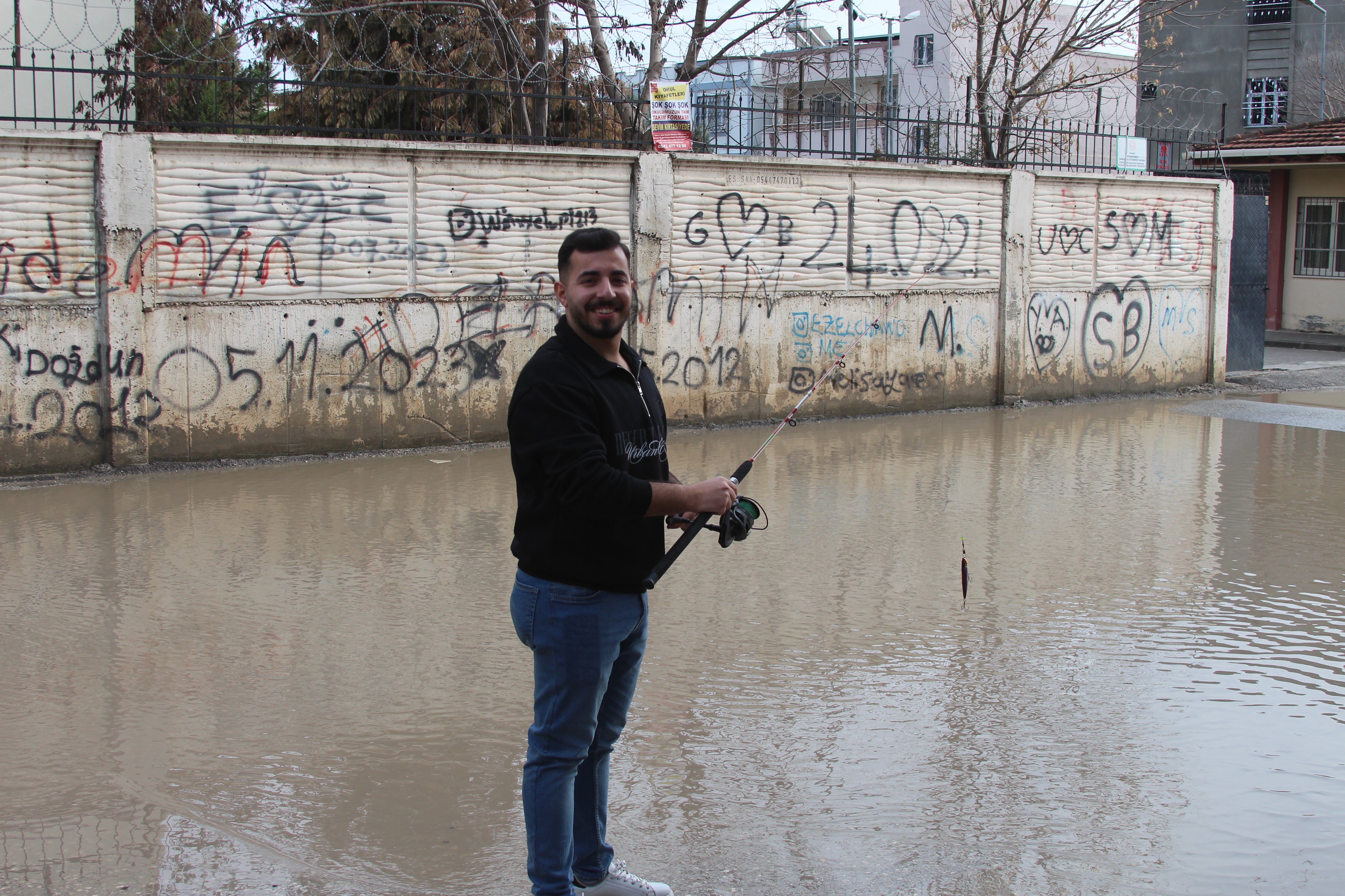 Göle dönen sokakta olta atarak tepki gösterdi
