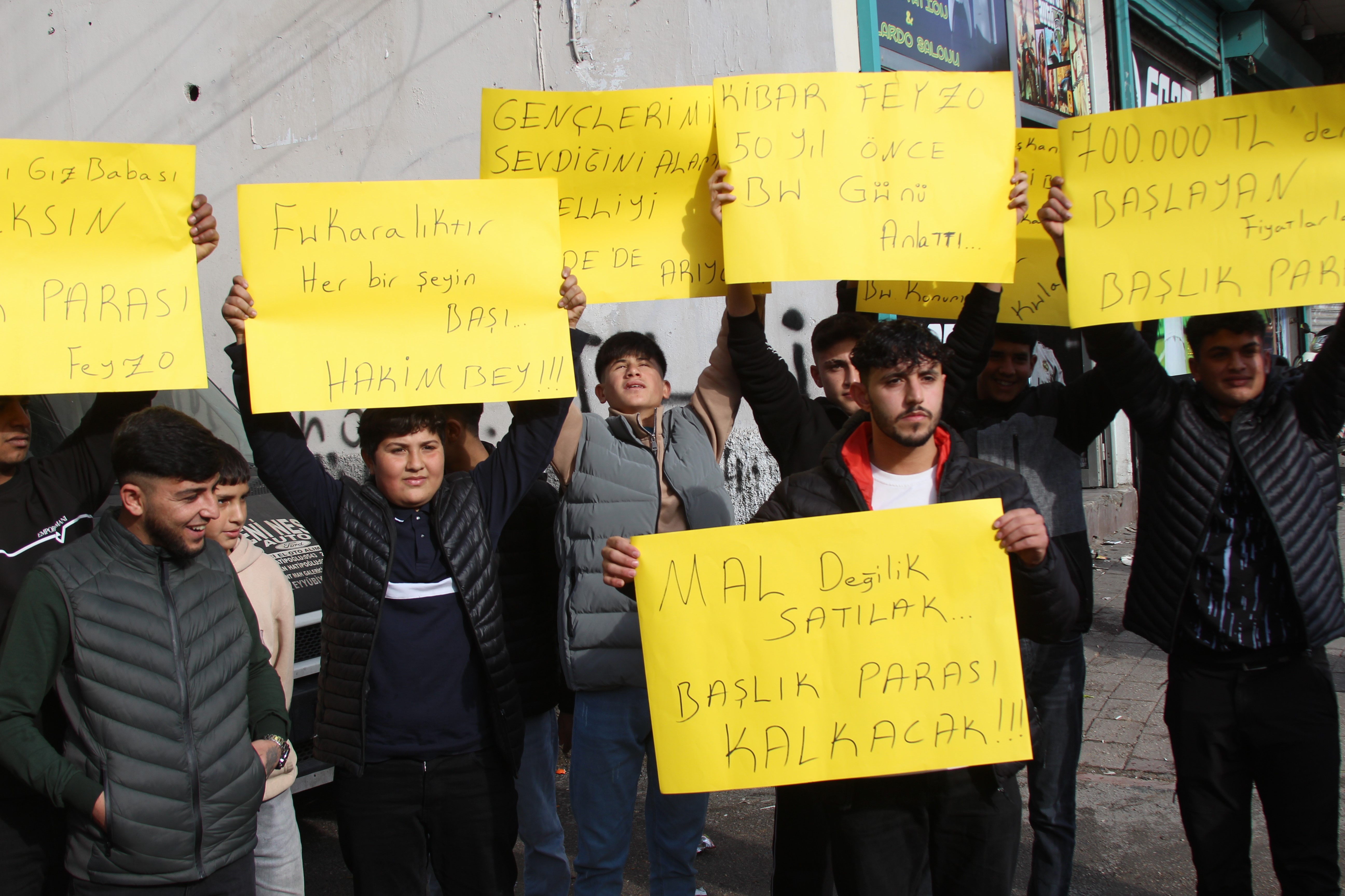 Adana'da gençlerden başlık parası eylemi