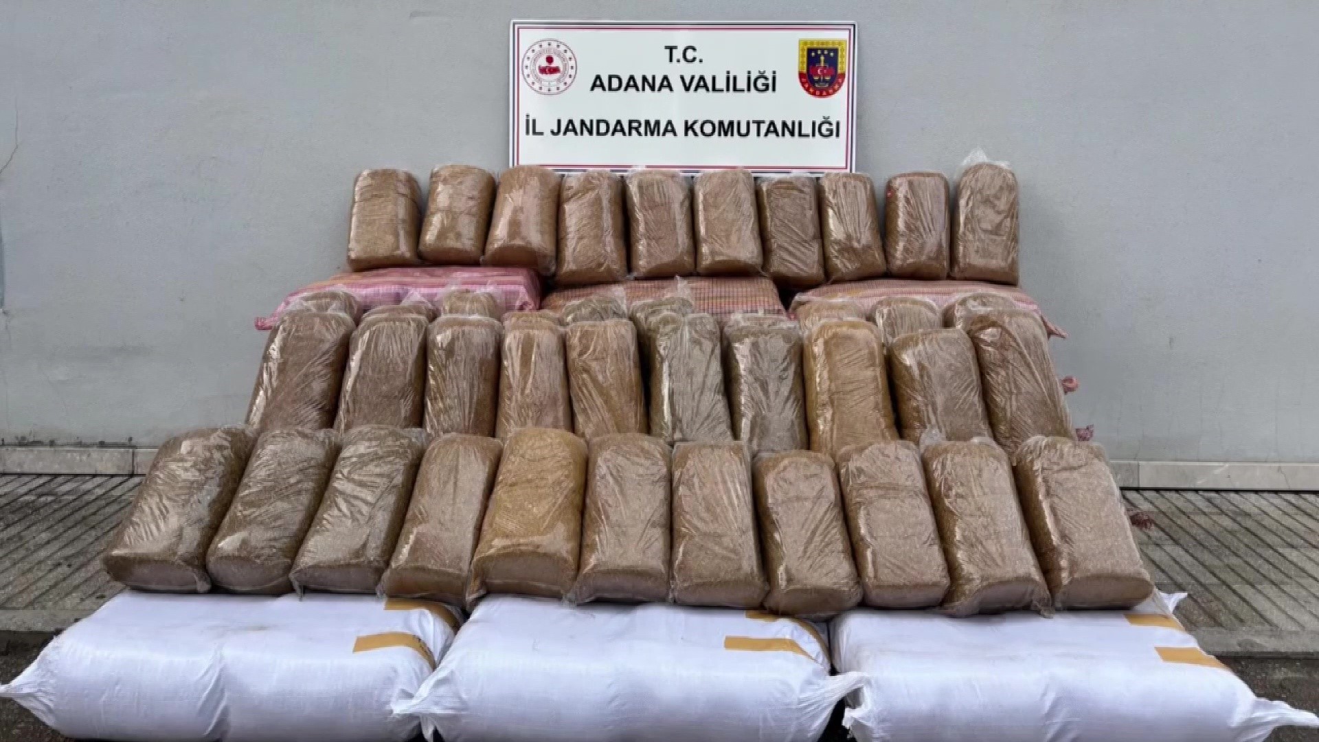 Adana'da bin 140 kilogram kaçak tütün ele geçirildi