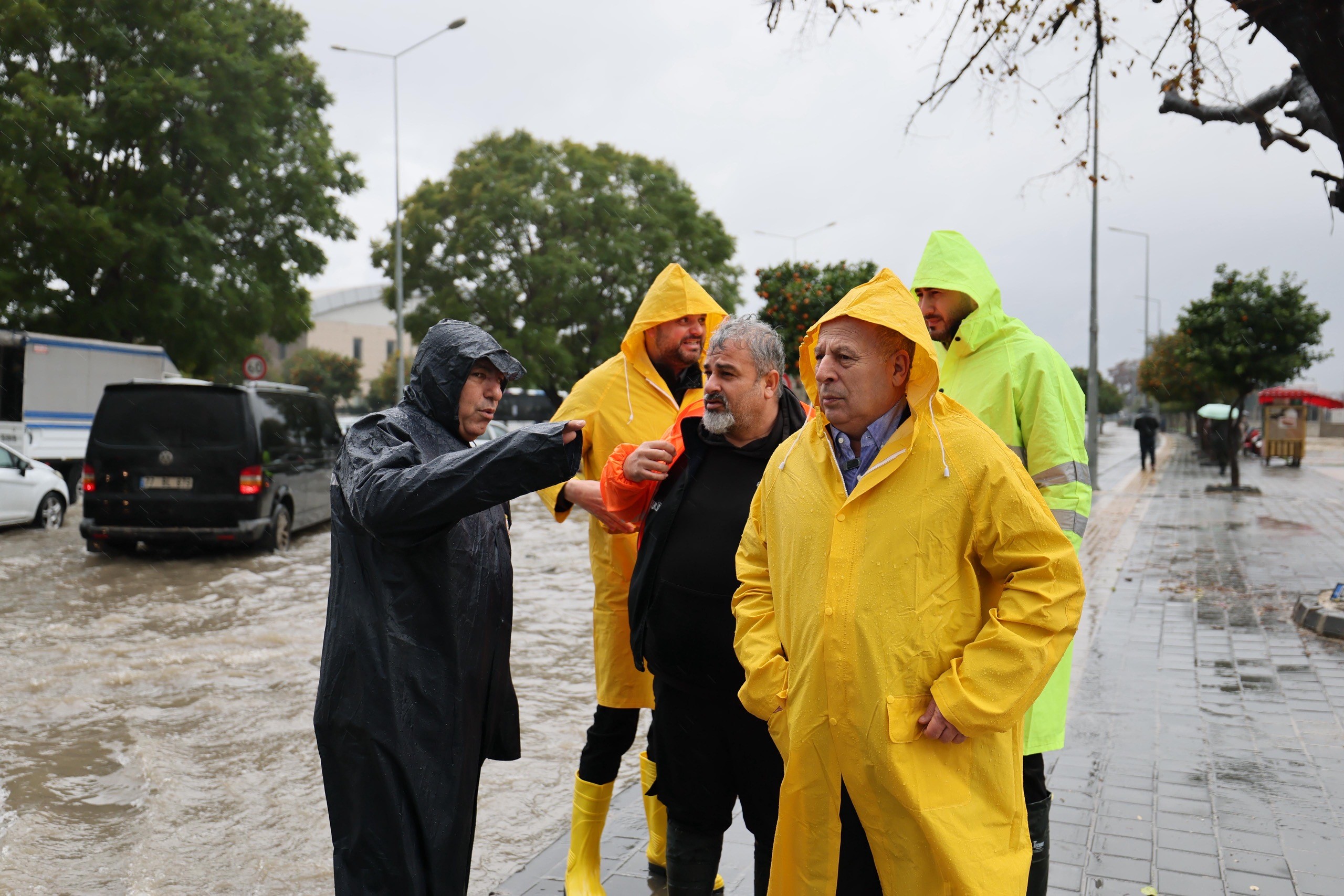 Başkan Demirçalı, yoğun sağanakta ekiplerle sahada