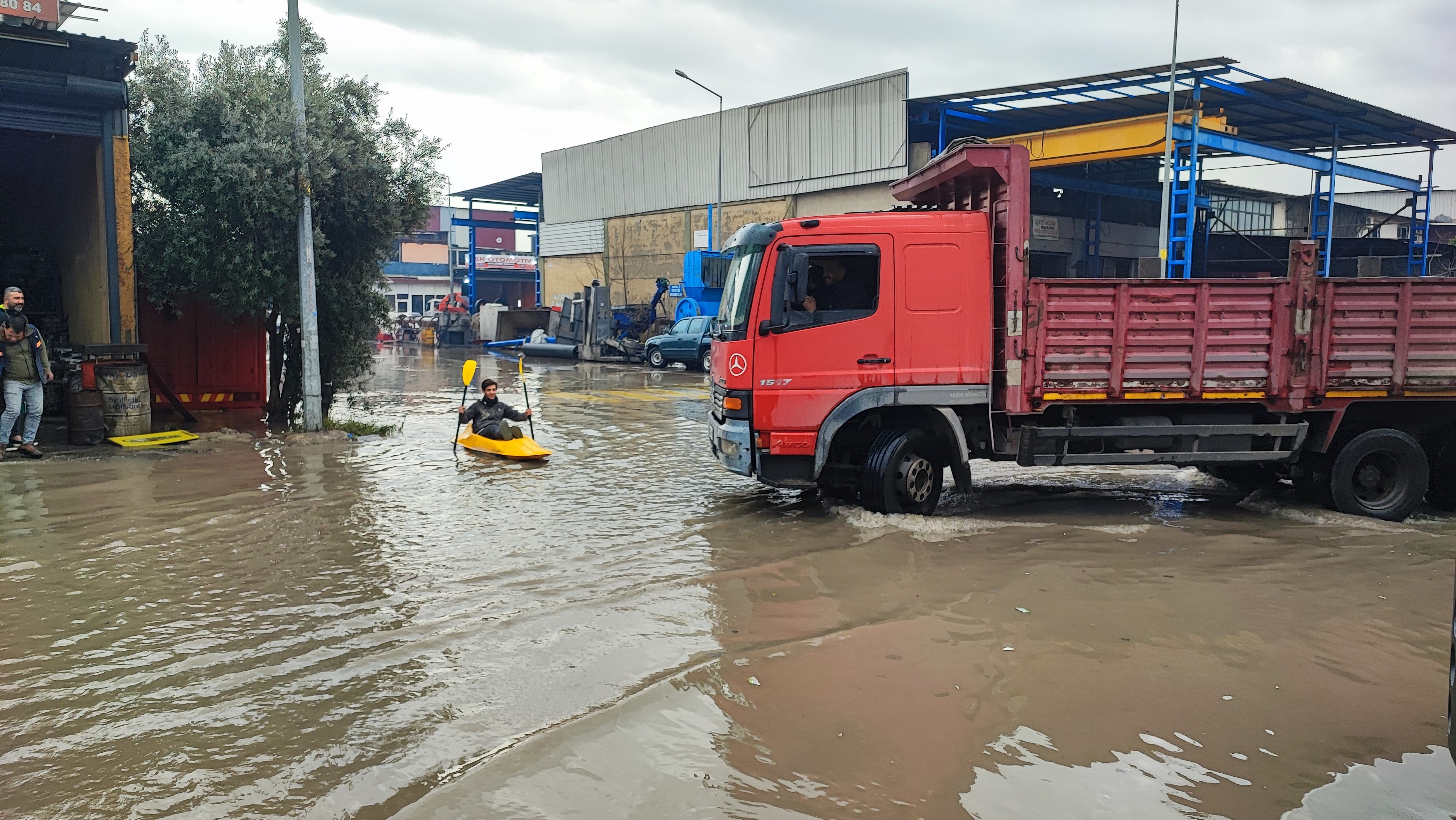Her yağmurda göle dönen sokakta kano kullanmayı öğrendi
