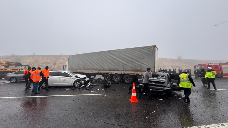 Tarsus-Adana-Gaziantep Otoyolu’nda zincirleme kaza: 2 kişi hayatını kaybetti, 11 kişi yaralandı