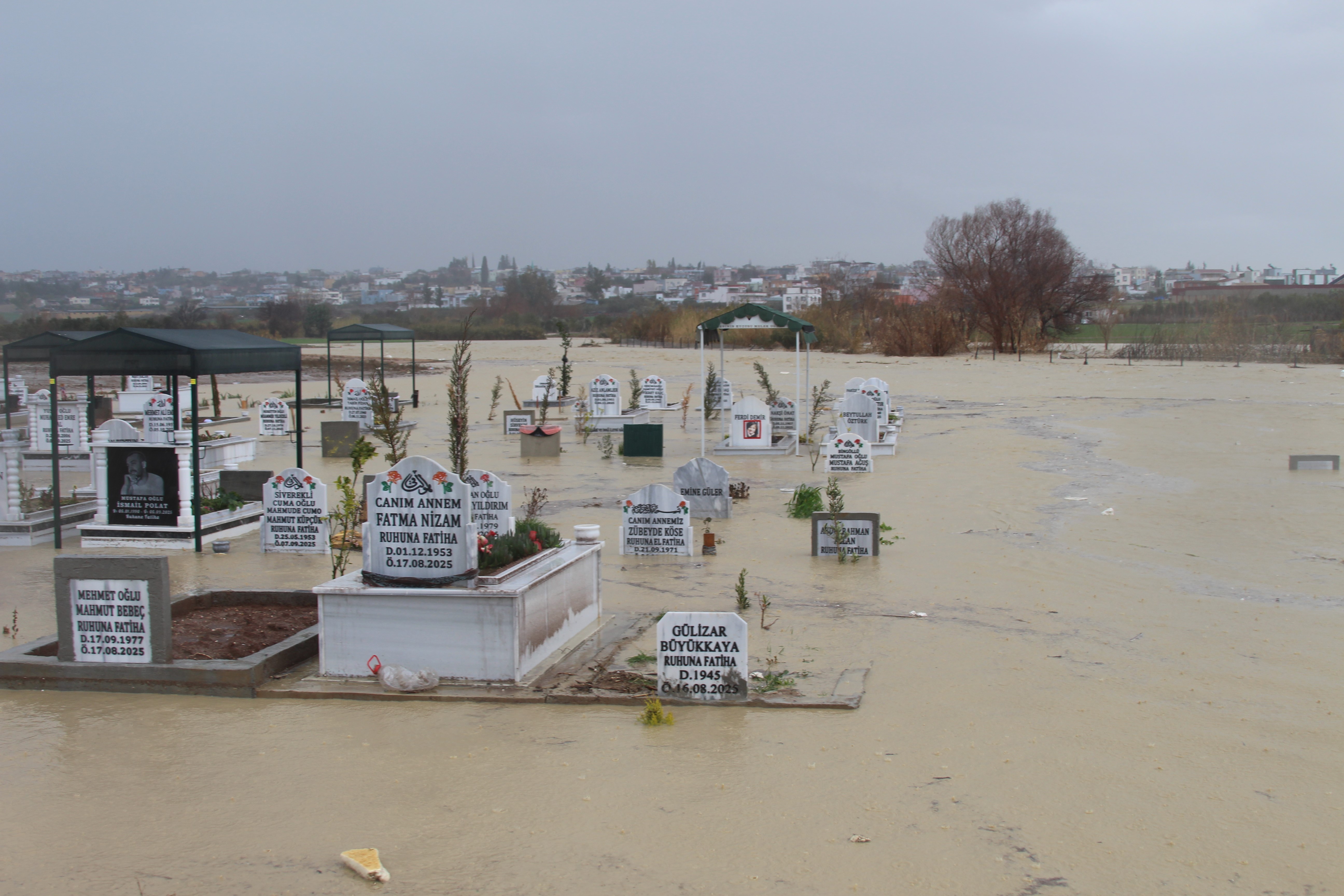 Adana'da kanal taştı, mezarlar sular altında kaldı