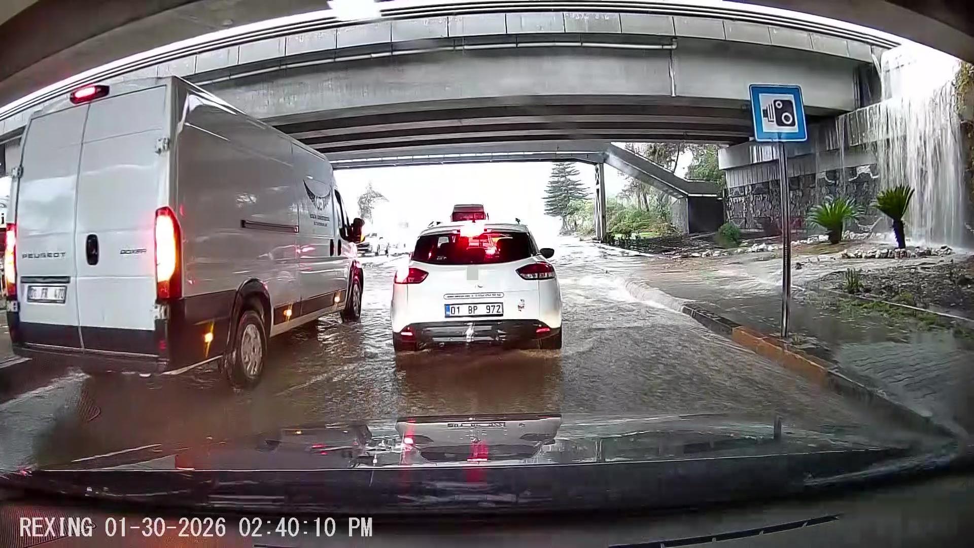 Yağmur, Adana'yı felç etti: Hortum oluştu, araçlar yolda mahsur kaldı