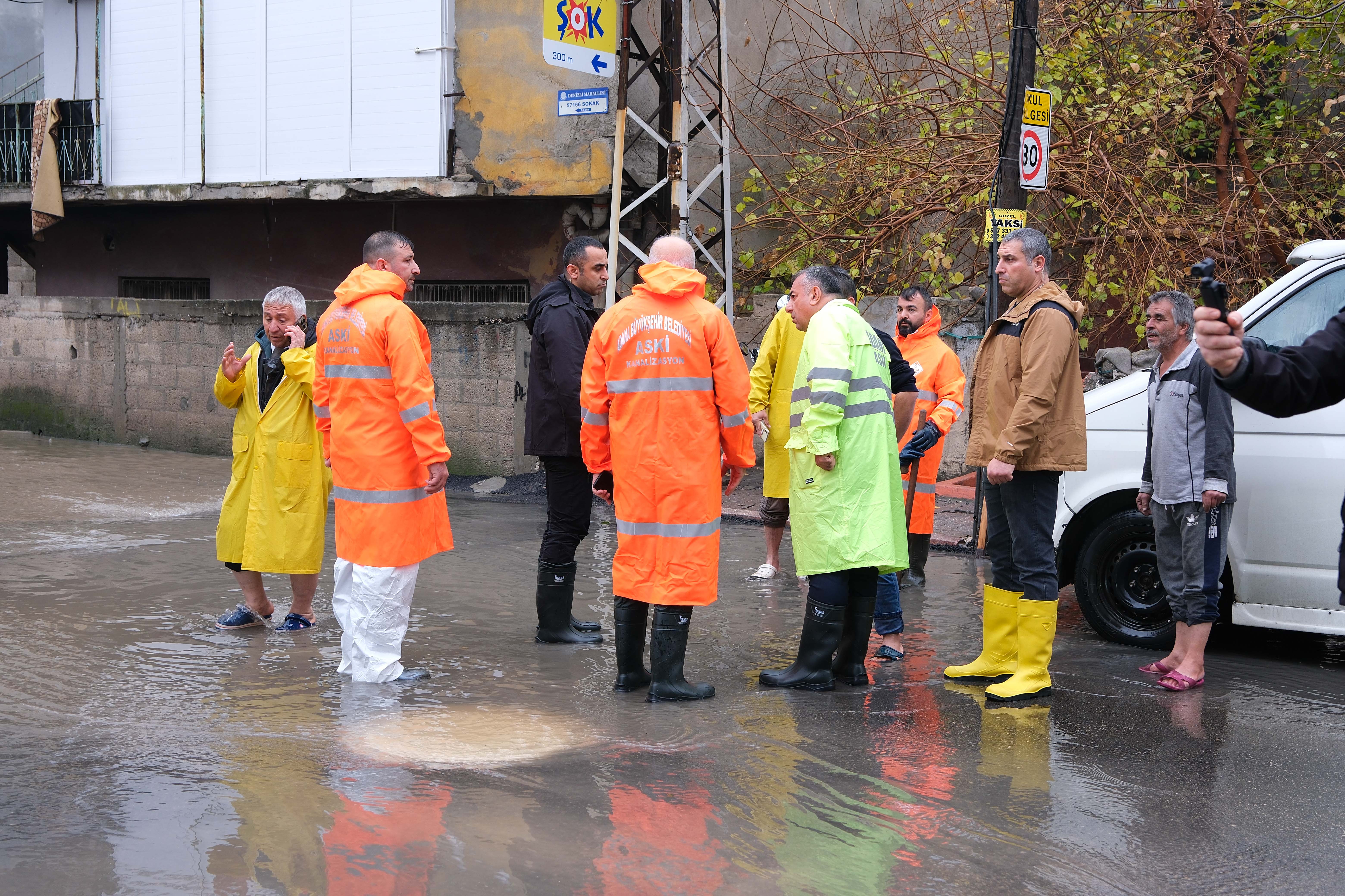 Metrekareye 72 kg yağmurun yarattığı sorunlara Büyükşehir aralıksız müdahale ediyor.