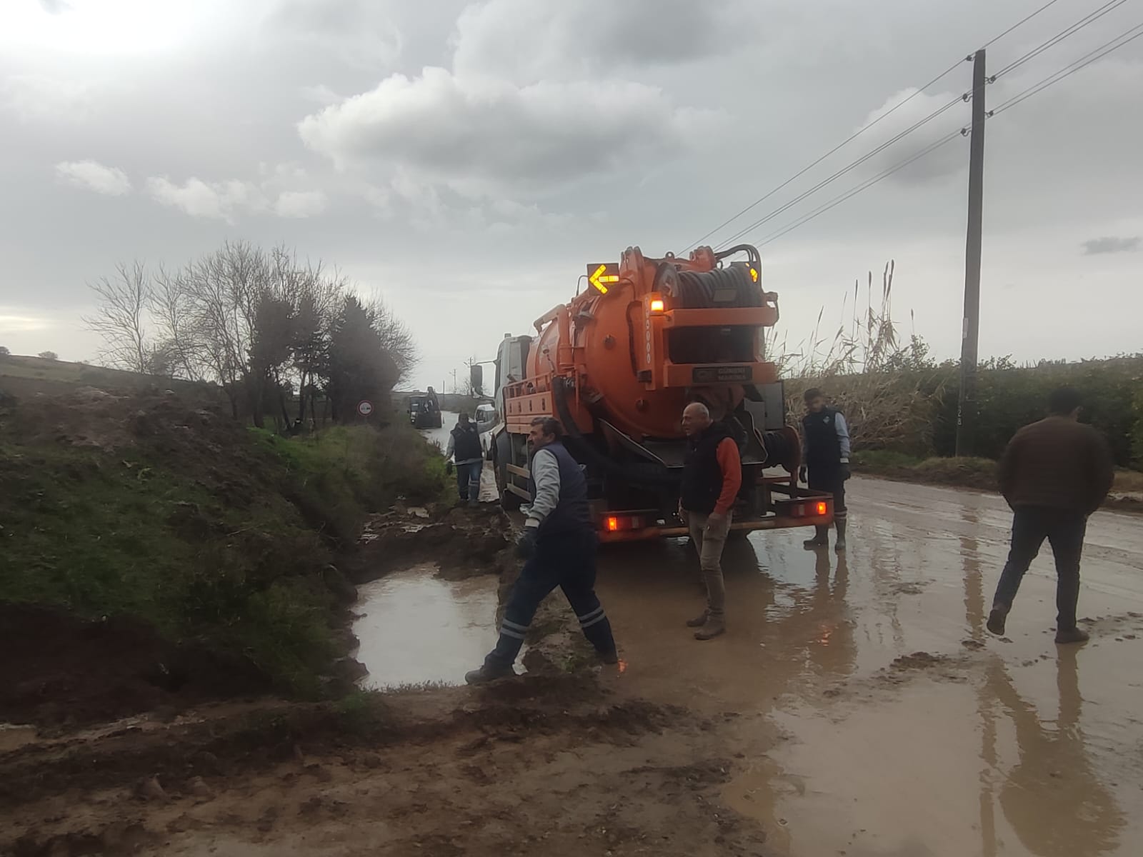Yumurtalık'ta şiddetli yağışlara karşı hızlı müdahale...