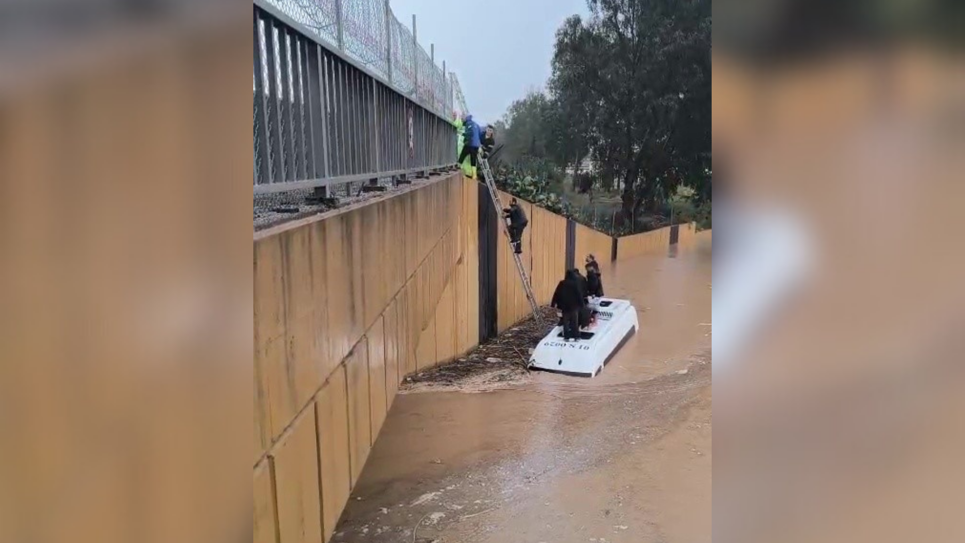 Sağanak yağmurda servis aracı suya gömüldü, yolcular merdivenle kurtarıldı