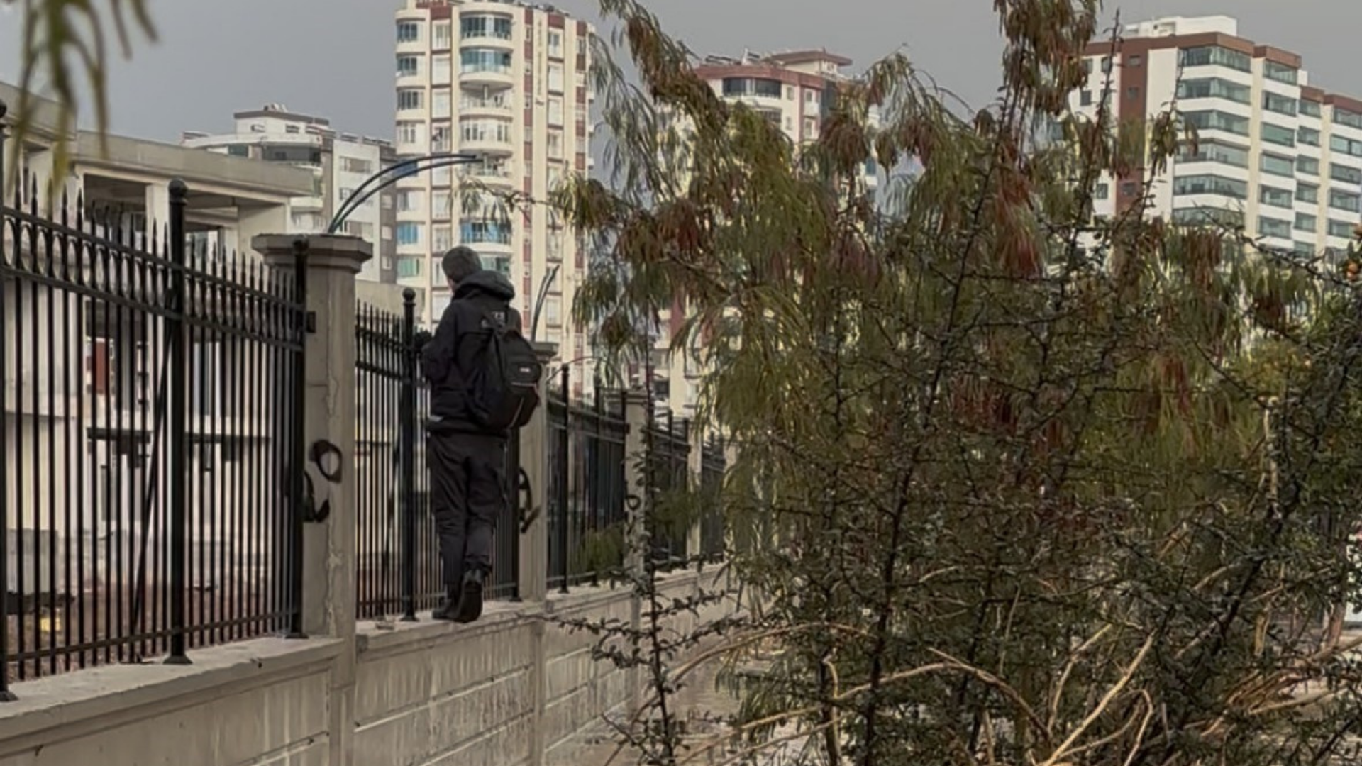 Sağanak yağmurda kaldırım kayboldu, vatandaş hastane duvarından yürüdü