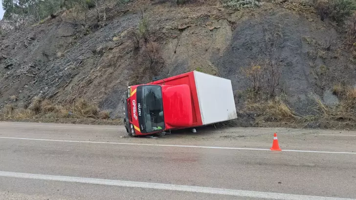 Kozan’da yağış kazayı beraberinde getirdi: Kamyonet devrildi
