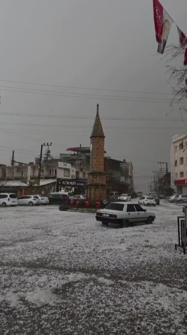 Adana'da dolu yağışı etkili oldu
