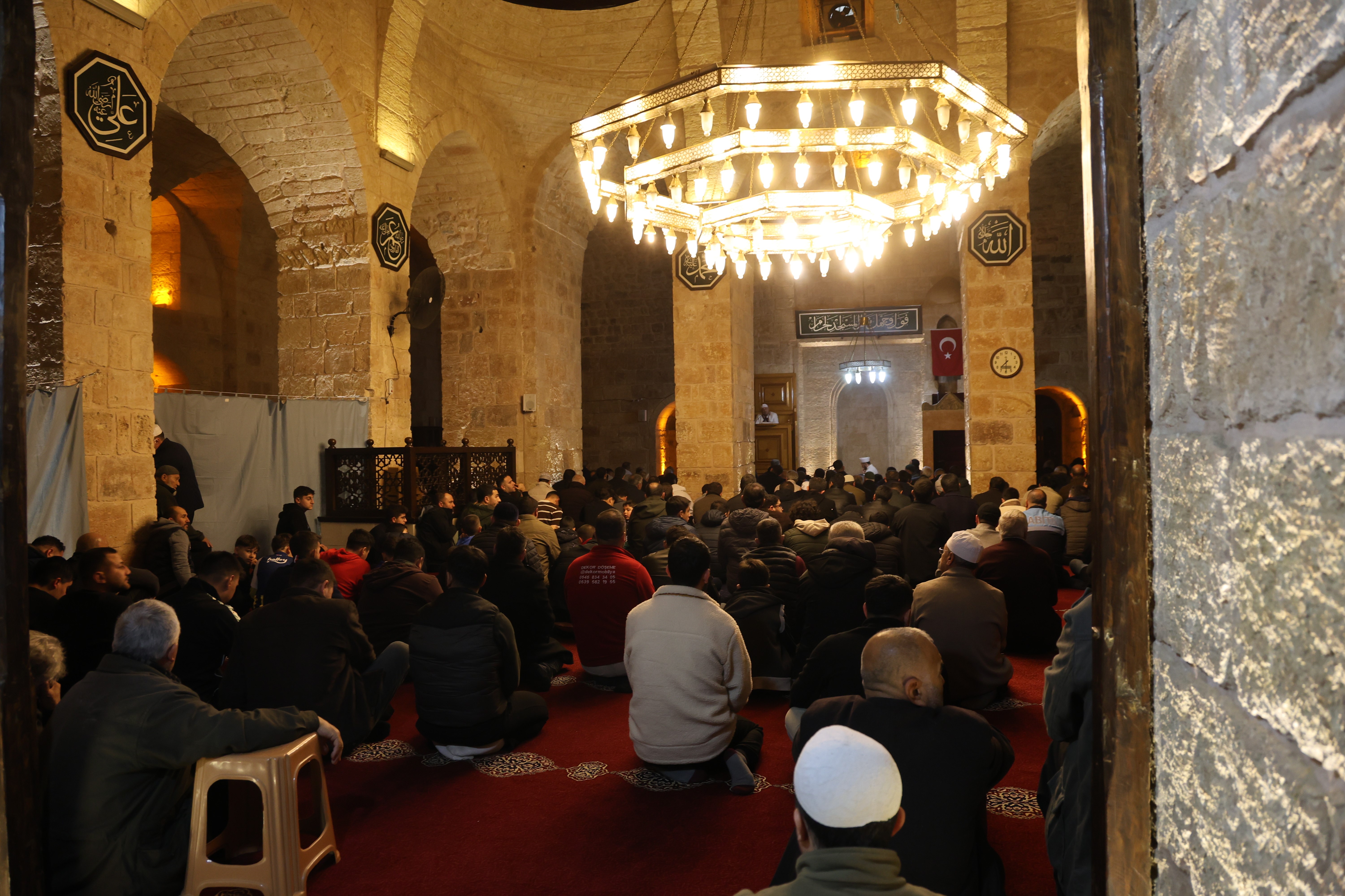 Berat Kandili’nde Kozan’ın tarihi camisi doldu taştı