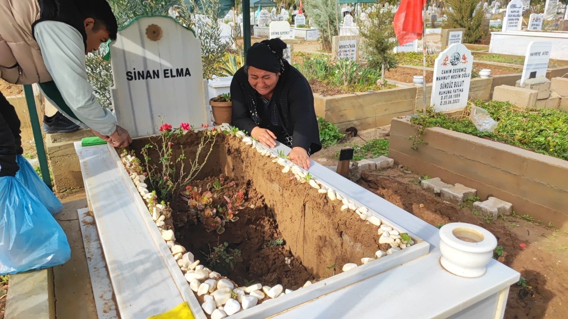 Yağmurda oğlunun mezarı çöken anne gözyaşlarına boğuldu