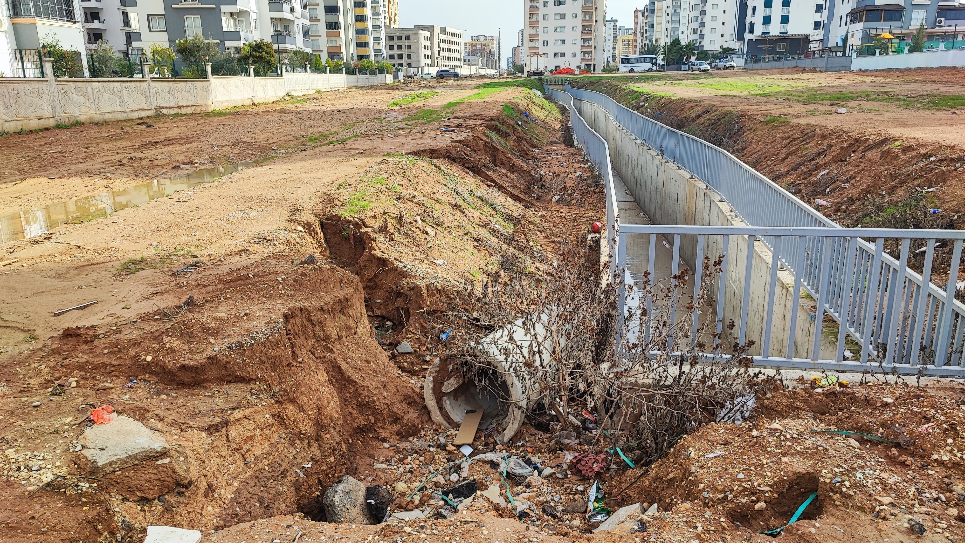 Sarıçam'da dere yatağına ev yapılması ve alt yapı yetersizliği sele neden oluyor