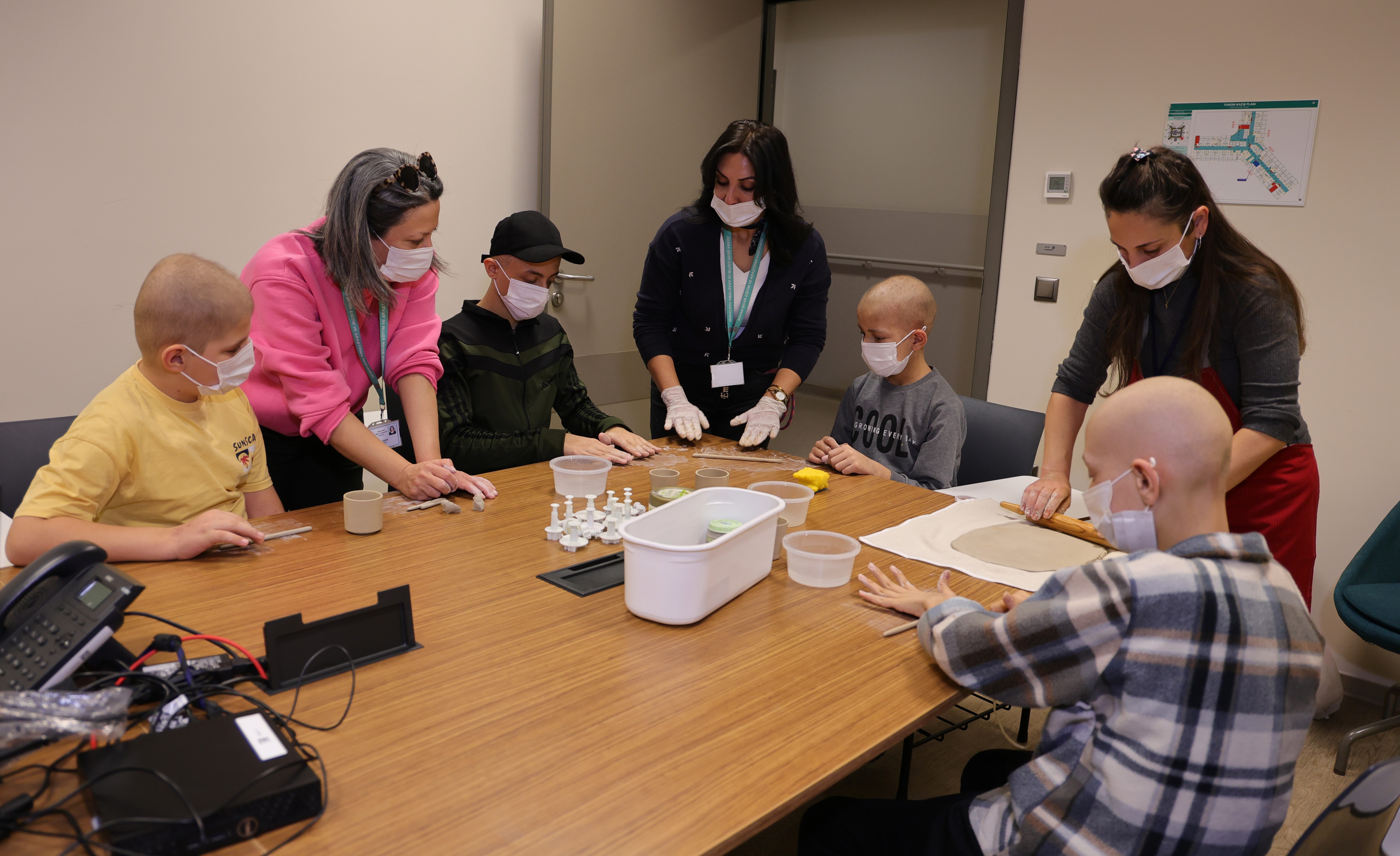 Hasta yataklarında okula gidemeyen çocuklar, bu atölyelerde el becerilerini geliştiriyor