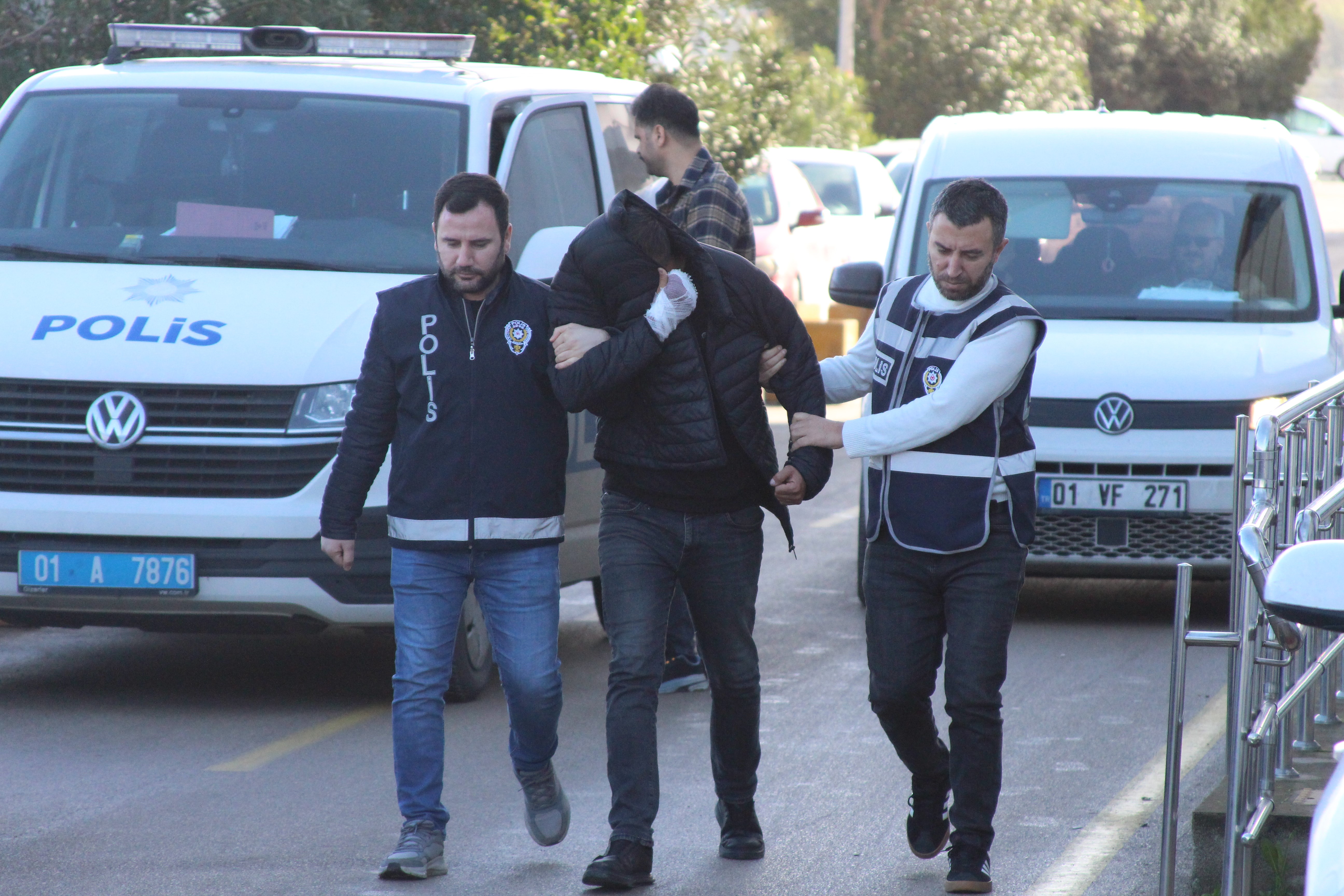 Sokak ortasında kavga eden eski çift adli kontrolle serbest kaldı