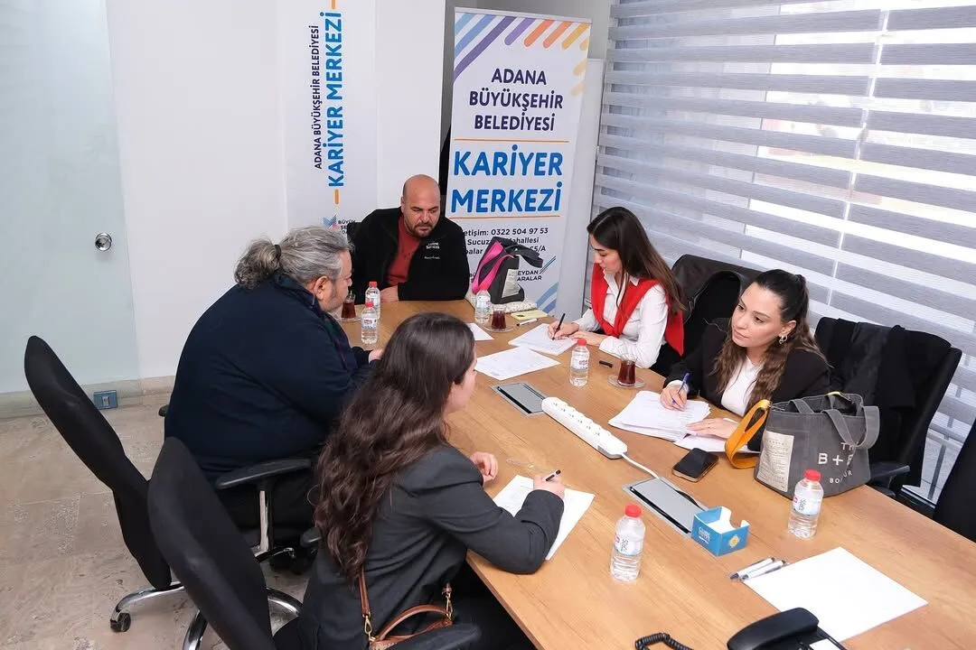 Adana’da iş arayanlarla işverenler istihdam buluşmasında bir araya geldi