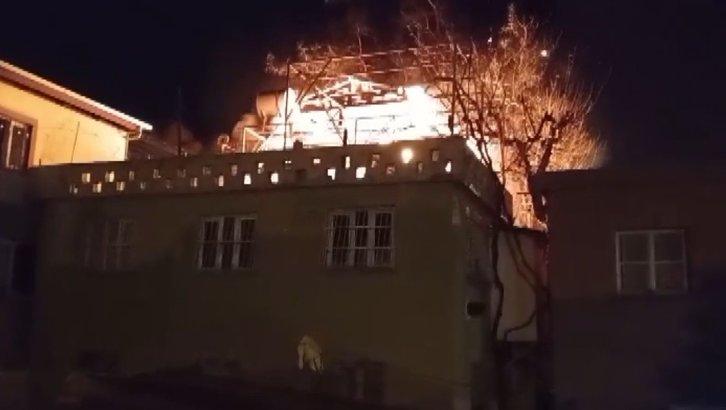Kozan’da gece çıkan yangın, evi kullanılamaz hale getirdi
