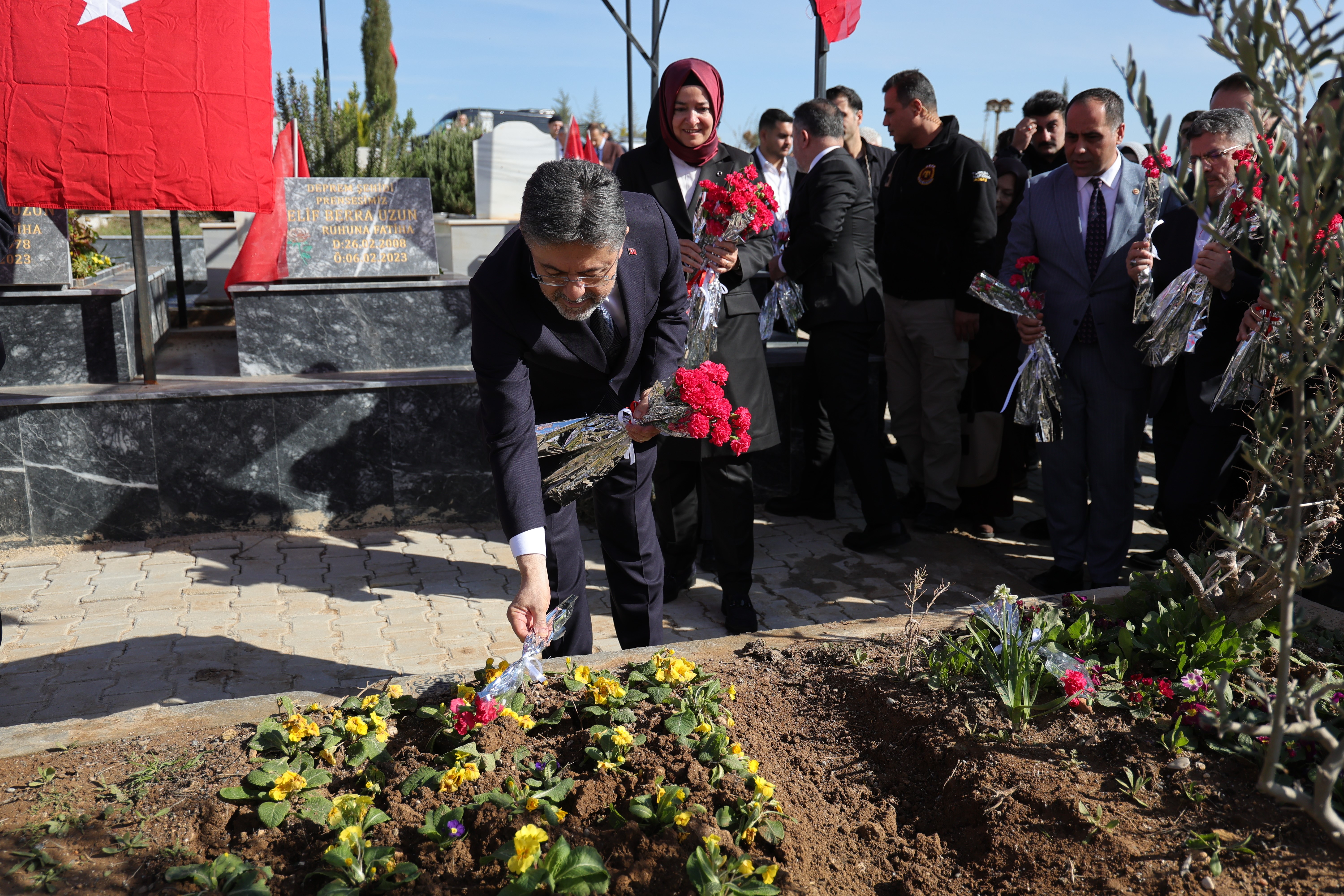 Bakan Yumaklı, deprem şehitlerinin kabirlerini ziyaret etti