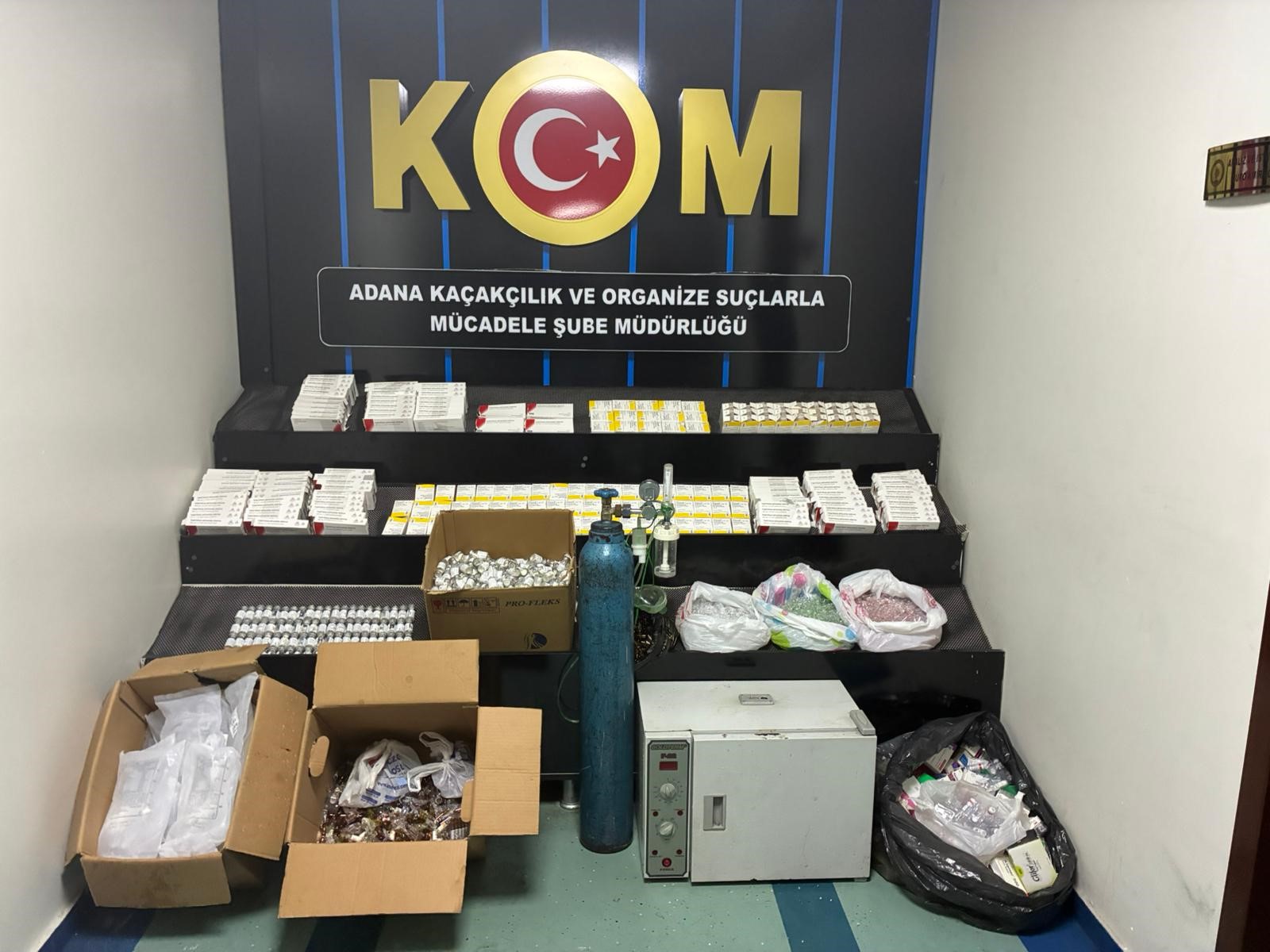 Polis evde 8 binden fazla ilaç ele geçirdi: 1 kişi tutuklandı