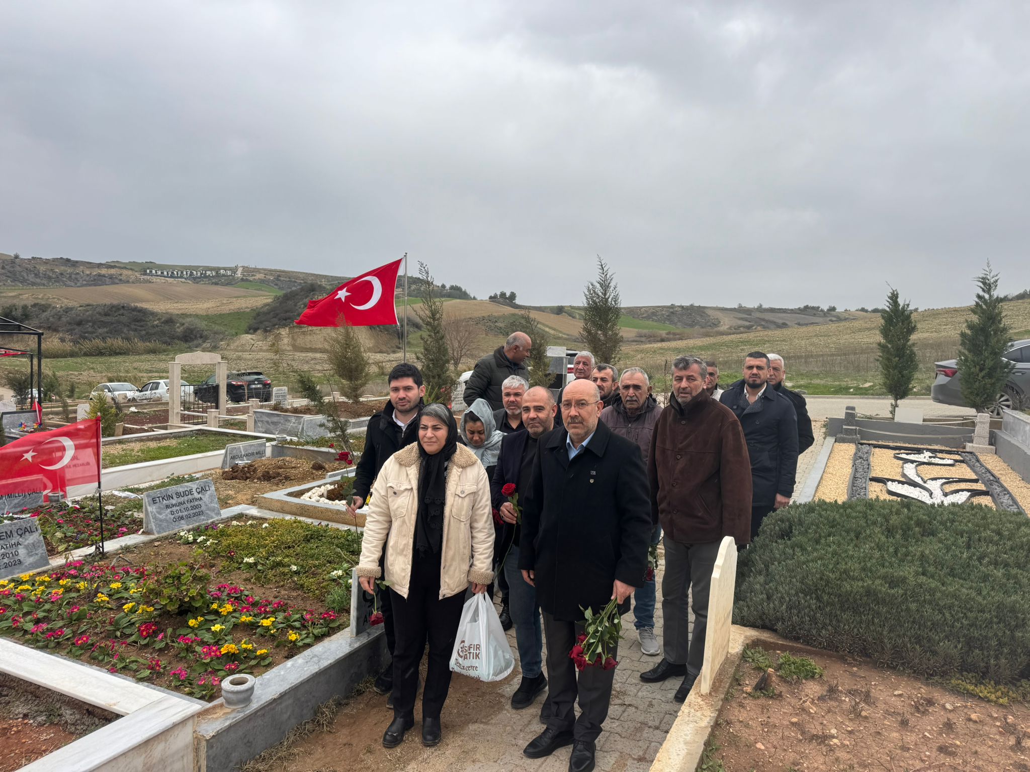 6 şubat’ın yıl dönümünde Anahtar Parti’den deprem şehitlerine ziyaret