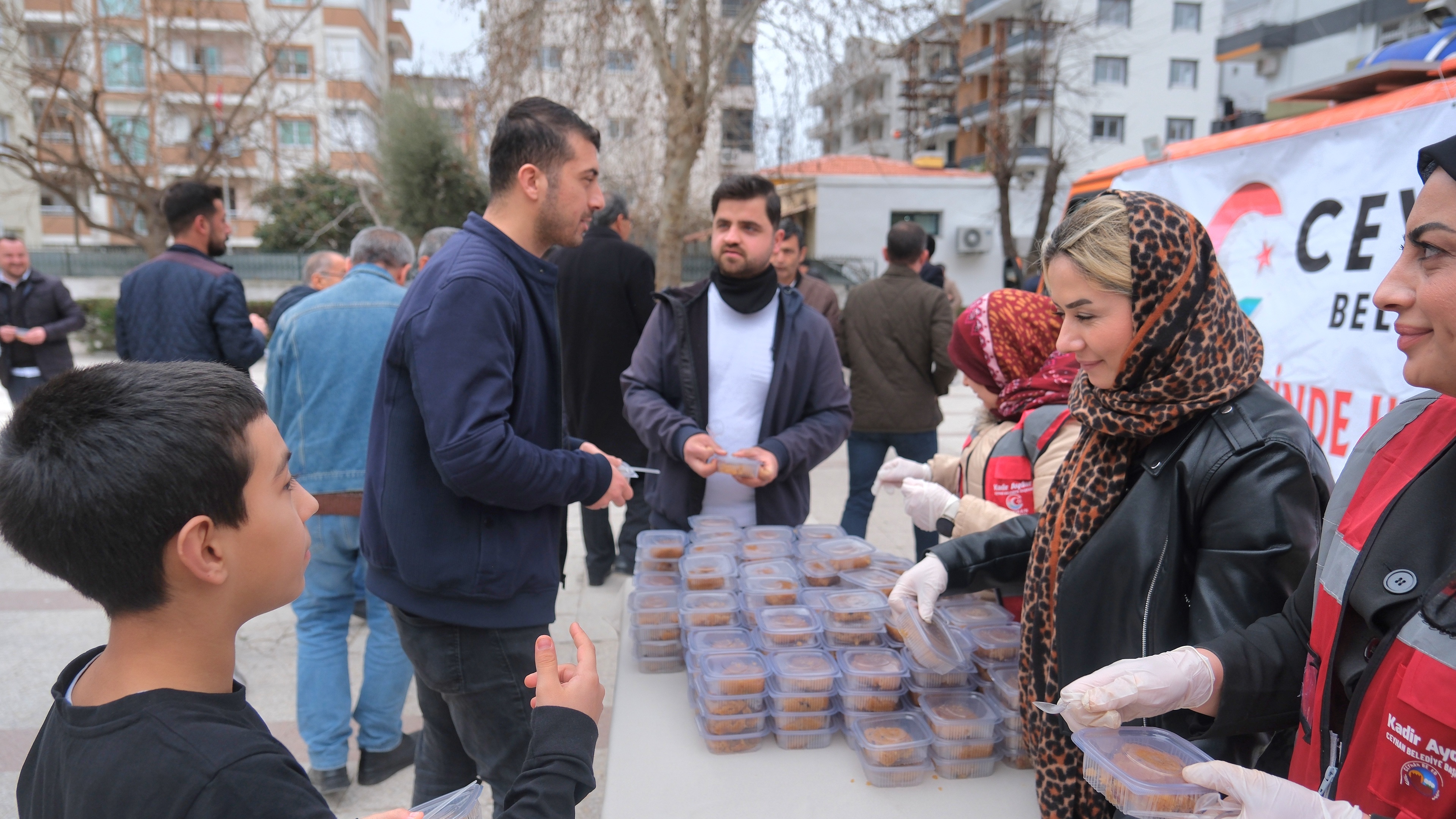 Ceyhan’da 6 Şubat deprem şehitleri için helva ikramı