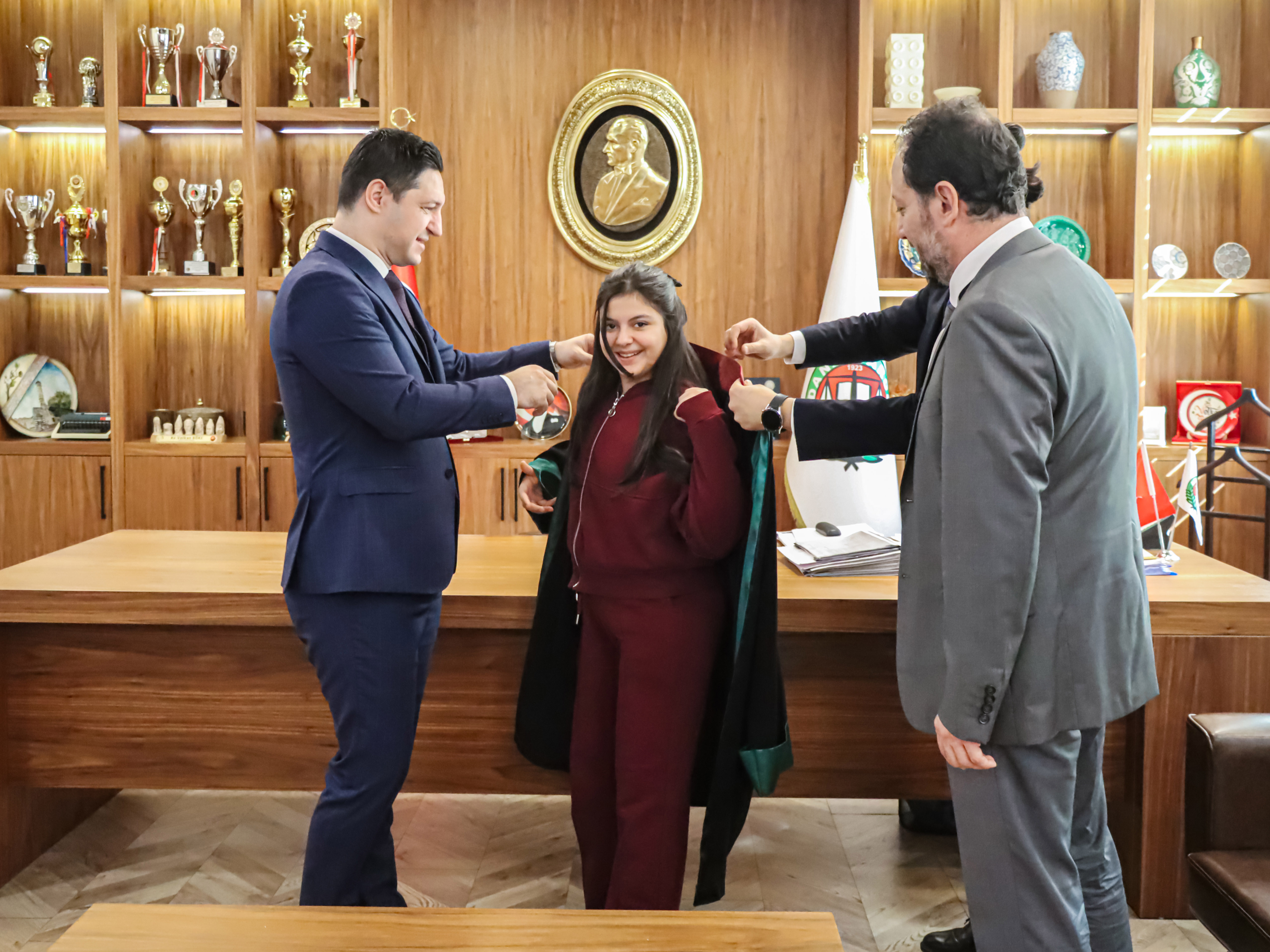 Avukat olmak isteyen depremzede Melike, Adana Barosu’nun konuğu oldu